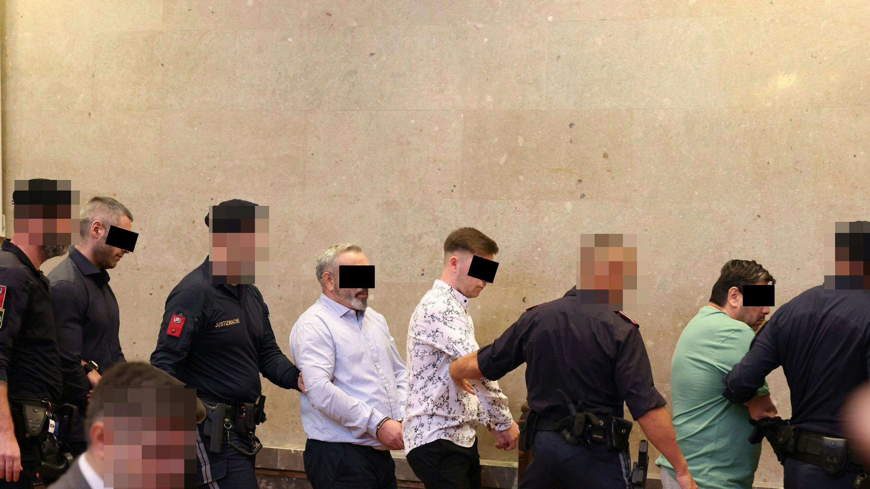 Wie die berühmten Daltons wurden die Bandenmitglieder am Wiener Landesgericht vorgeführt.