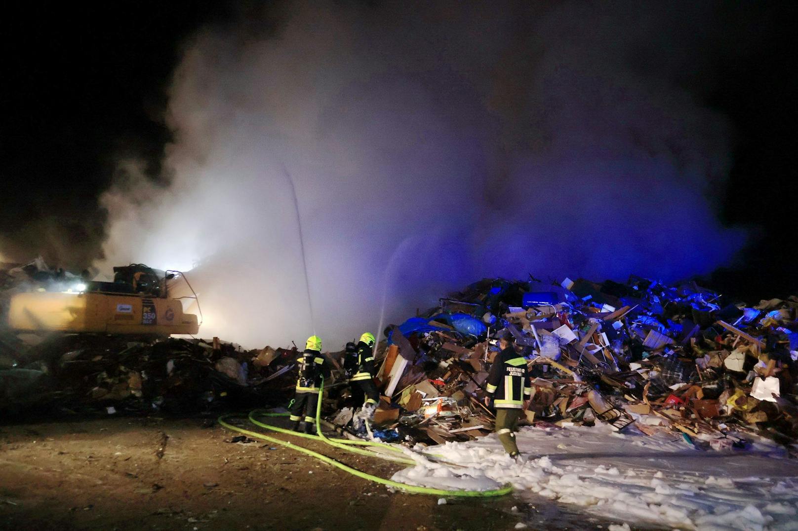 Hochwasser-Sperrmüll im Bezirk Tulln in Flammen