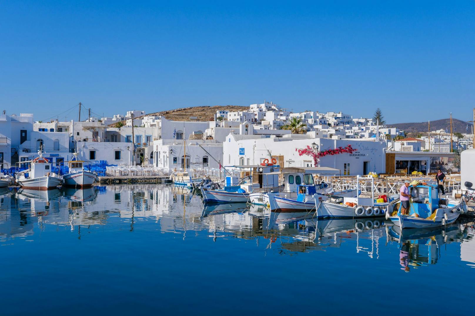 Reisenden, welche im <strong>Sommer</strong> gutes Wetter, Strand und leckeres Essen bevorzugen, seien die griechischen Inseln empfohlen. Für Familien ist Rhodos mit seinen flach abfallenden Stränden und den sanften Wellen eine gute Wahl, während sich für Kulturliebhaberinnen und -liebhaber eher Kreta und für Sonnenanbeterinnen und -anbeter die kleine Insel Skiathos mit rund 60 schönen und verwunschenen Stränden eignet.