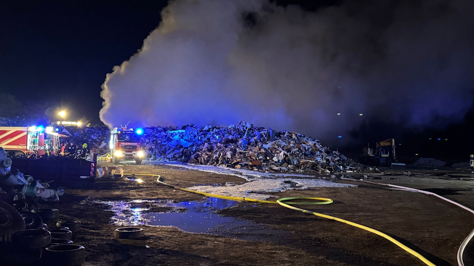 Rauchwarnung! Sperrmüll in Niederösterreich in Brand