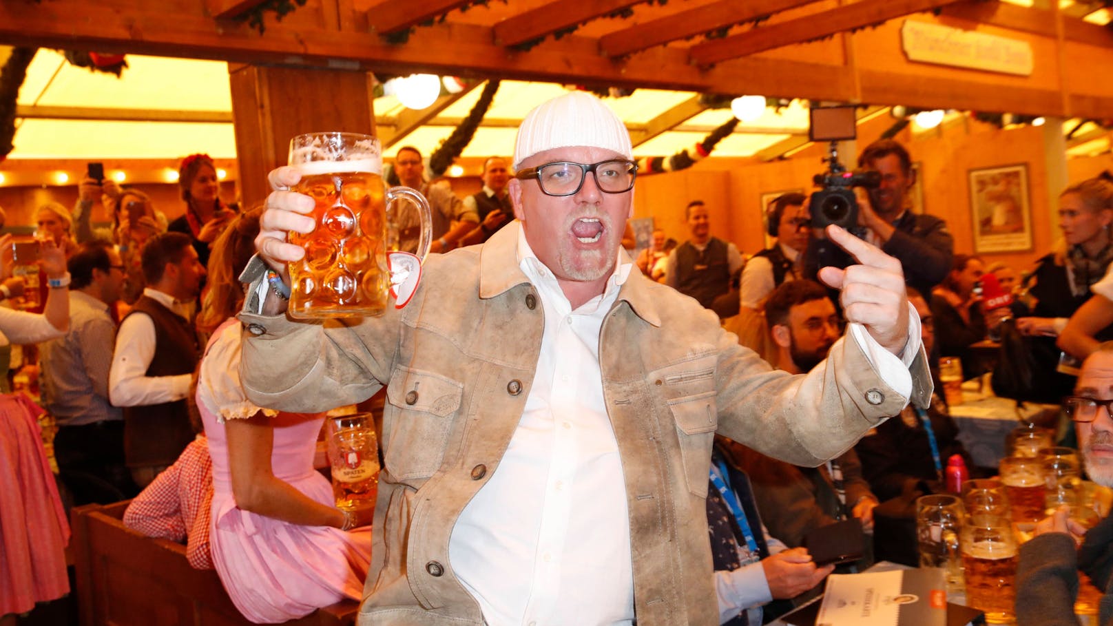 <strong>27.09.2024: "Hey Baby" – DJ Ötzi fliegt vom Oktoberfest.</strong> Die Tiroler Hit-Maschine DJ Ötzi hat auf der Münchner Wiesn scheinbar ausgedient und muss vorerst von einem der legendären Festzelte fernbleiben. <a data-li-document-ref="120061220" href="https://www.heute.at/s/hey-baby-dj-oetzi-fliegt-vom-oktoberfest-120061220">Weiterlesen &gt;&gt;&gt;</a><a data-li-document-ref="120060985" href="https://www.heute.at/s/im-oktober-droht-in-oesterreich-die-naechste-hitzewelle-120060985"></a>