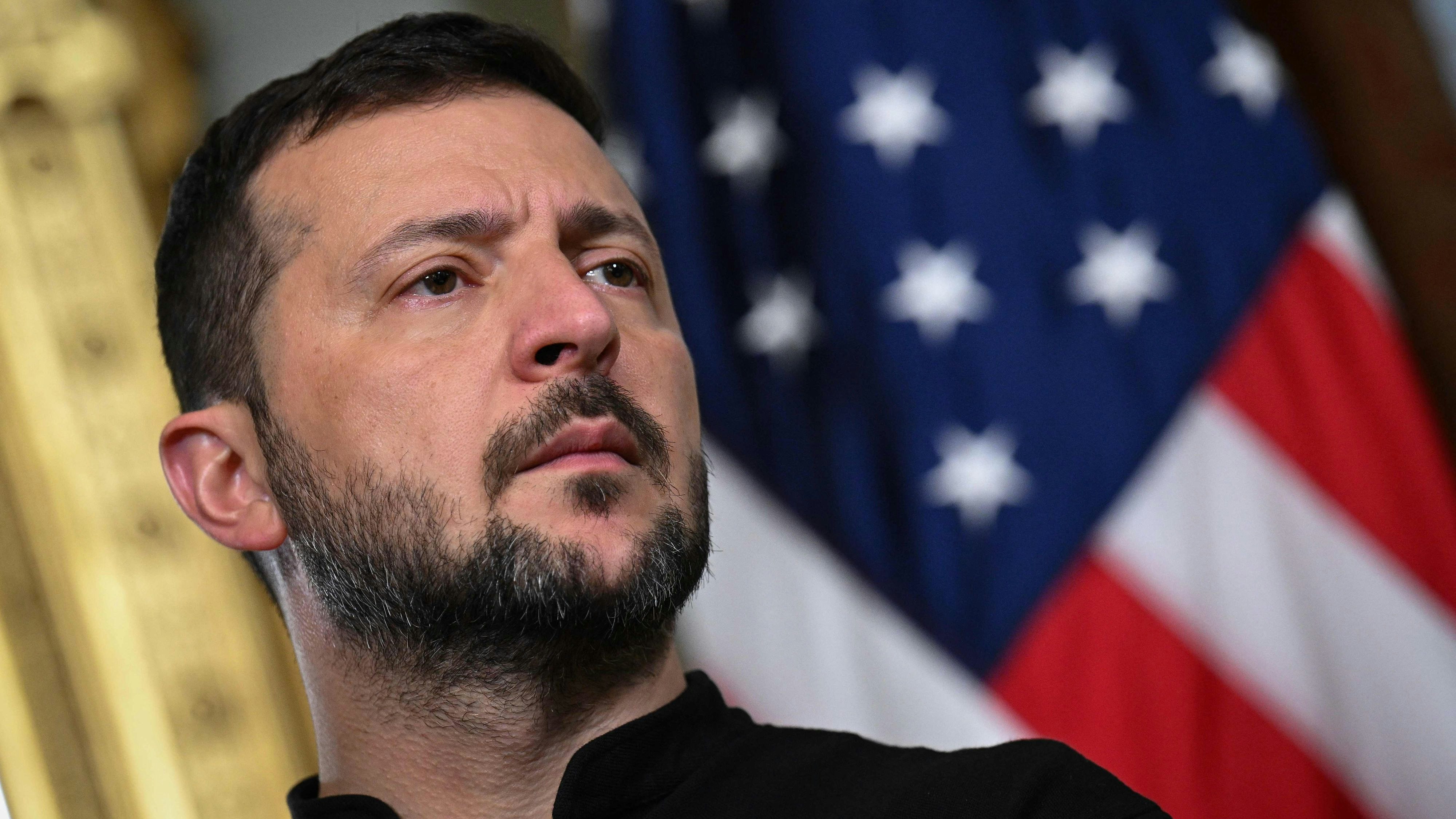 Download von www.picturedesk.com am 27.09.2024 (09:28).  Ukraine's President Volodymyr Zelensky attends a press conference with US Vice President and Democratic presidential candidate Kamala Harris (out of frame) before a private meeting, in the Vice President's ceremonial office in the Eisenhower Executive Office Building on the White House campus on September 26, 2024 in Washington, DC. (Photo by Drew ANGERER / AFP) - 20240926_PD13336 - Rechteinfo: Rights Managed (RM) Nur für redaktionelle Nutzung! Werbliche Nutzung erfordert Freigabe: bitte schicken Sie uns eine Anfrage.