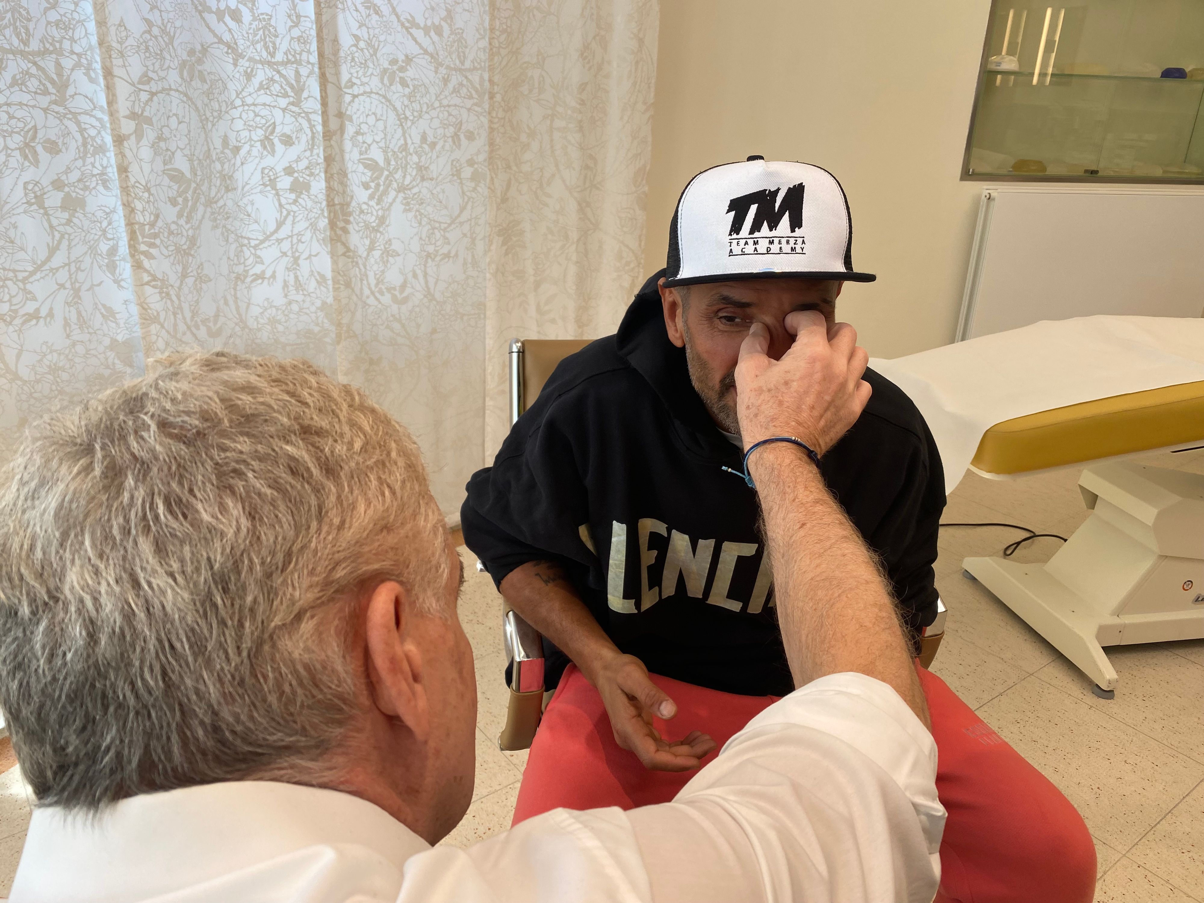 Artur Worseg tastet die Nase von Fadi Merza ab