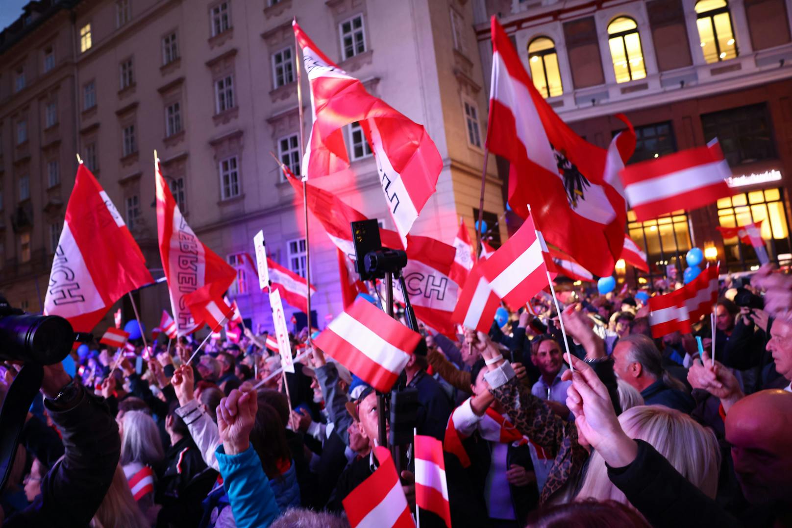 Bilder des FPÖ-Wahlkampfabschlusses am Wiener Stephansplatz am 27. September 2024