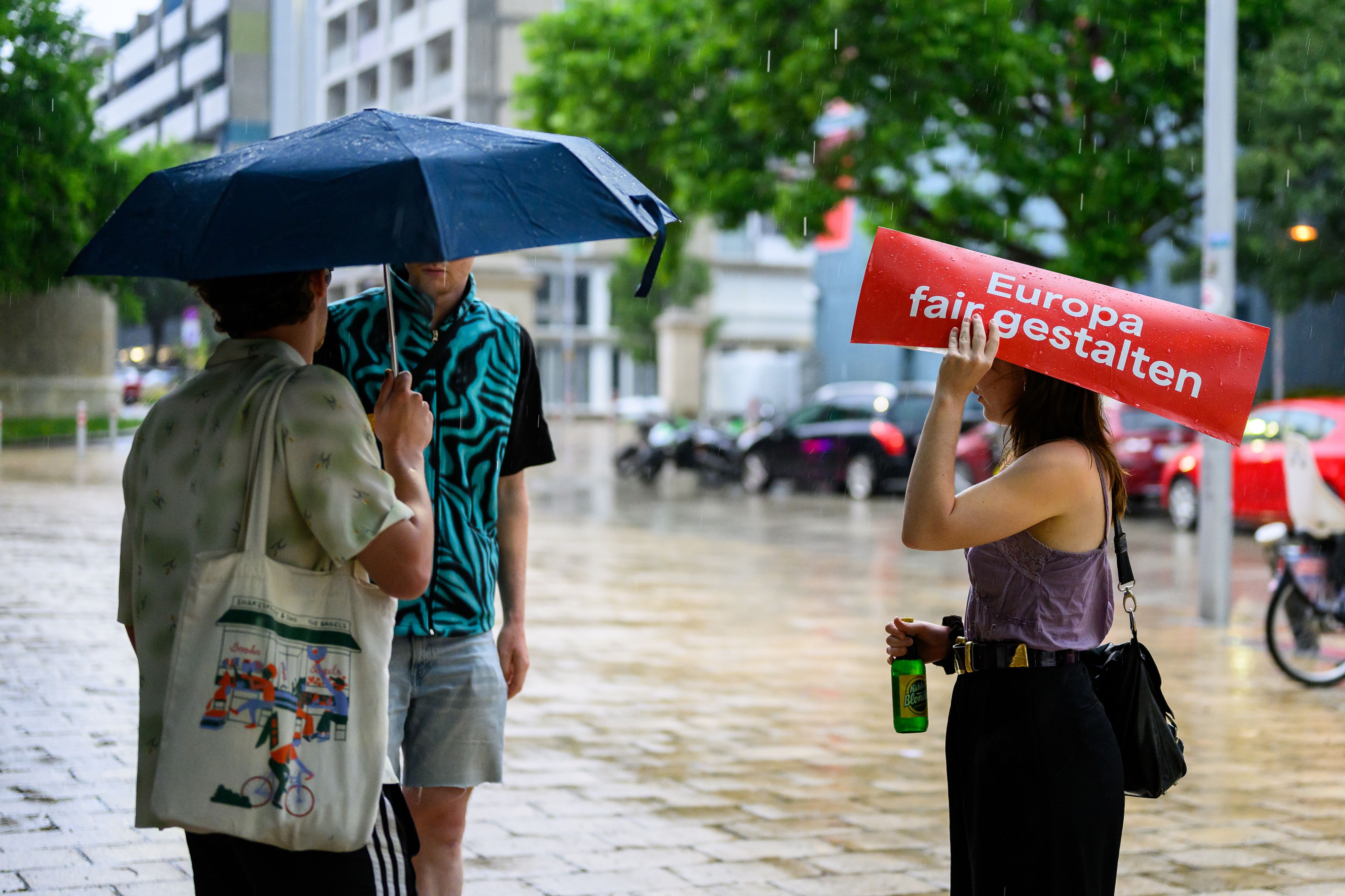SPÖ-Unterstützer suchen bei einer Wahlparty Schutz vor Regen. (Archivbild)