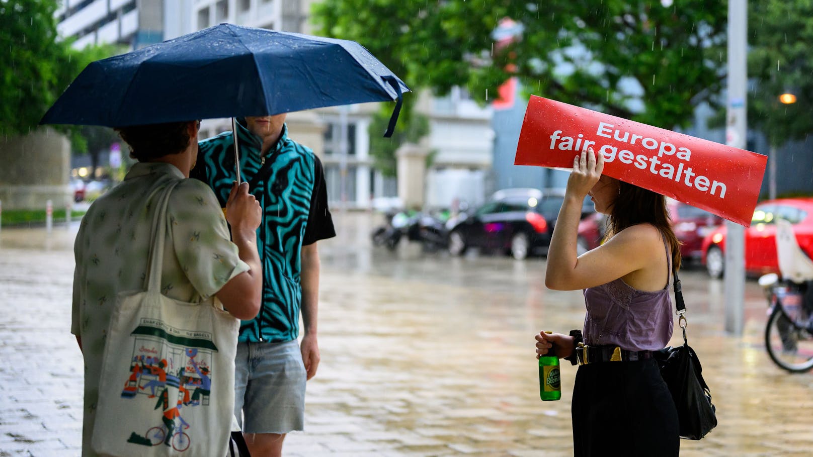 SPÖ-Unterstützer suchen bei einer Wahlparty Schutz vor Regen. (Archivbild)