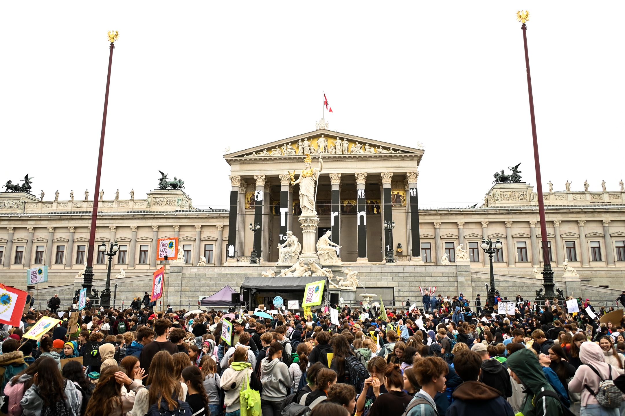Lautstark machten Schüler vor dem Parlament ihrem Unmut über die Klima-Ignoranz vieler Politiker Luft.