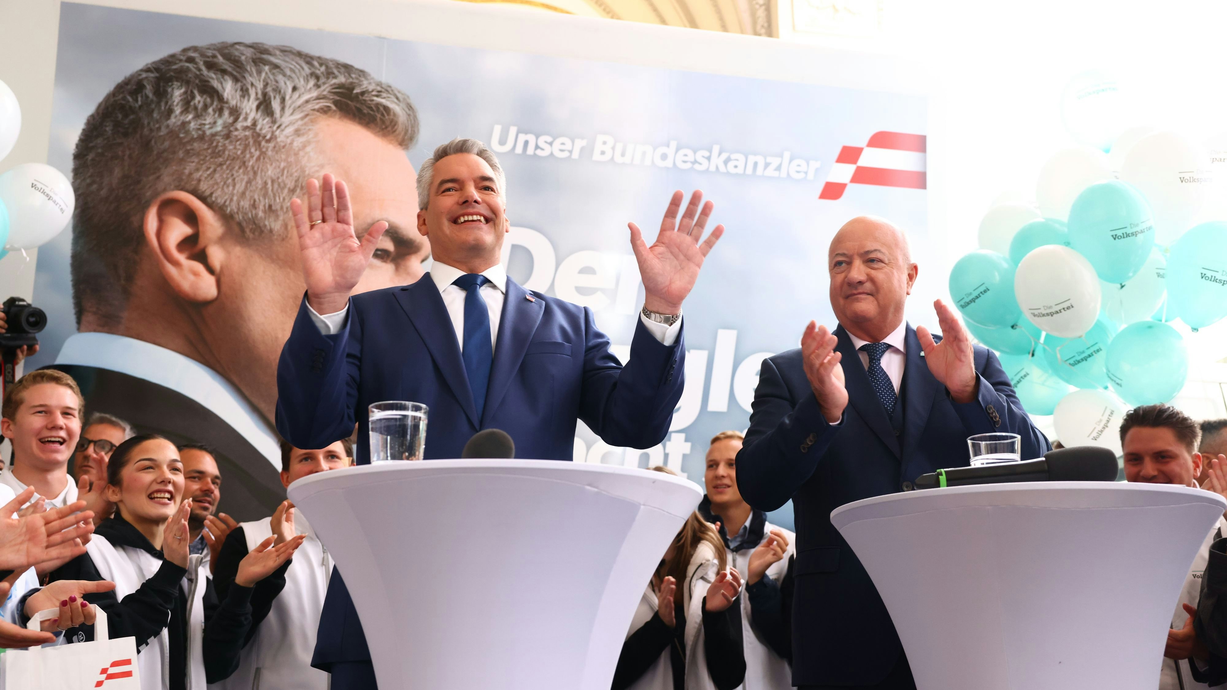 Karl Nehammer und Generalsekretär Christian Stocker vor der Parteizentrale in der Wiener Lichtenfelsgasse