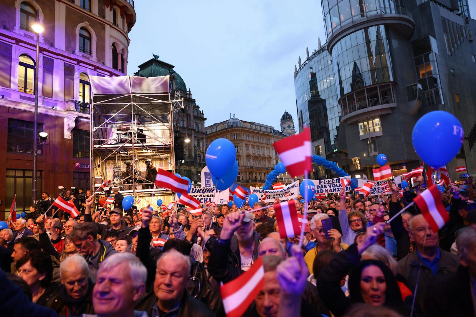 Bilder des FPÖ-Wahlkampfabschlusses am Wiener Stephansplatz am 27. September 2024