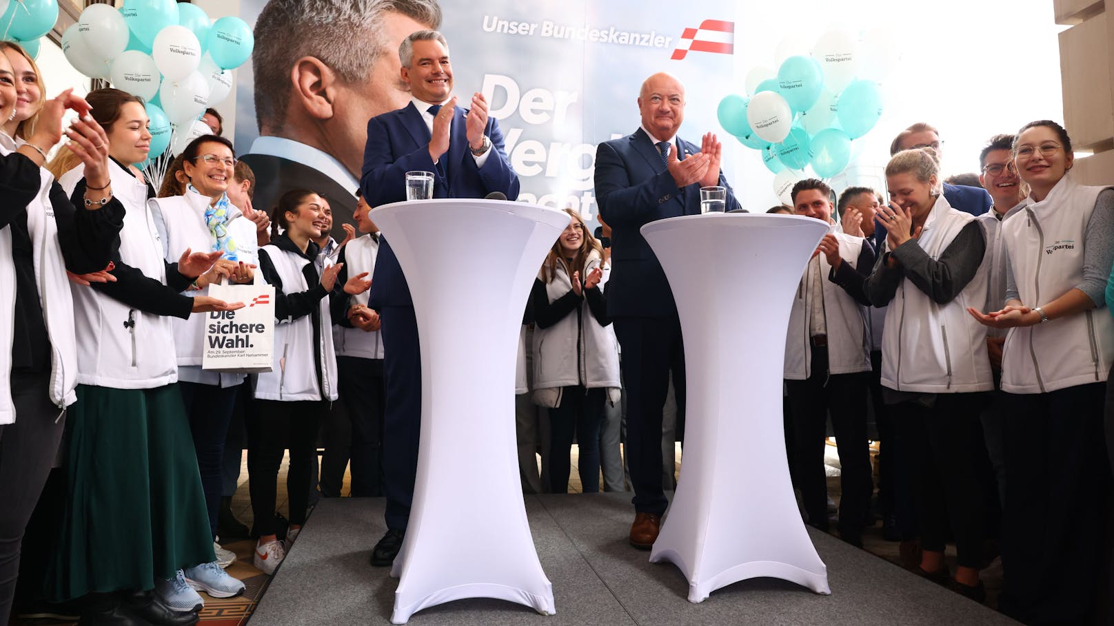 Der Wahlkampf befindet sich auf der Zielgeraden. Die ÖVP beschwört den "positiven Weg der Mitte". Diesen könne man nicht mit Herbert Kickl bestreiten. "Heute" hat die Fotos vom Wahlkampfabschluss &gt;&gt;&gt;