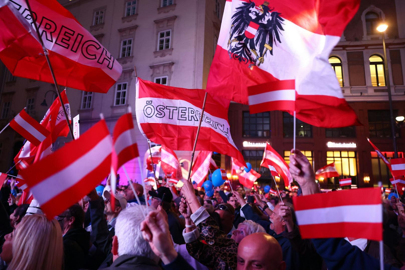 Bilder des FPÖ-Wahlkampfabschlusses am Wiener Stephansplatz am 27. September 2024