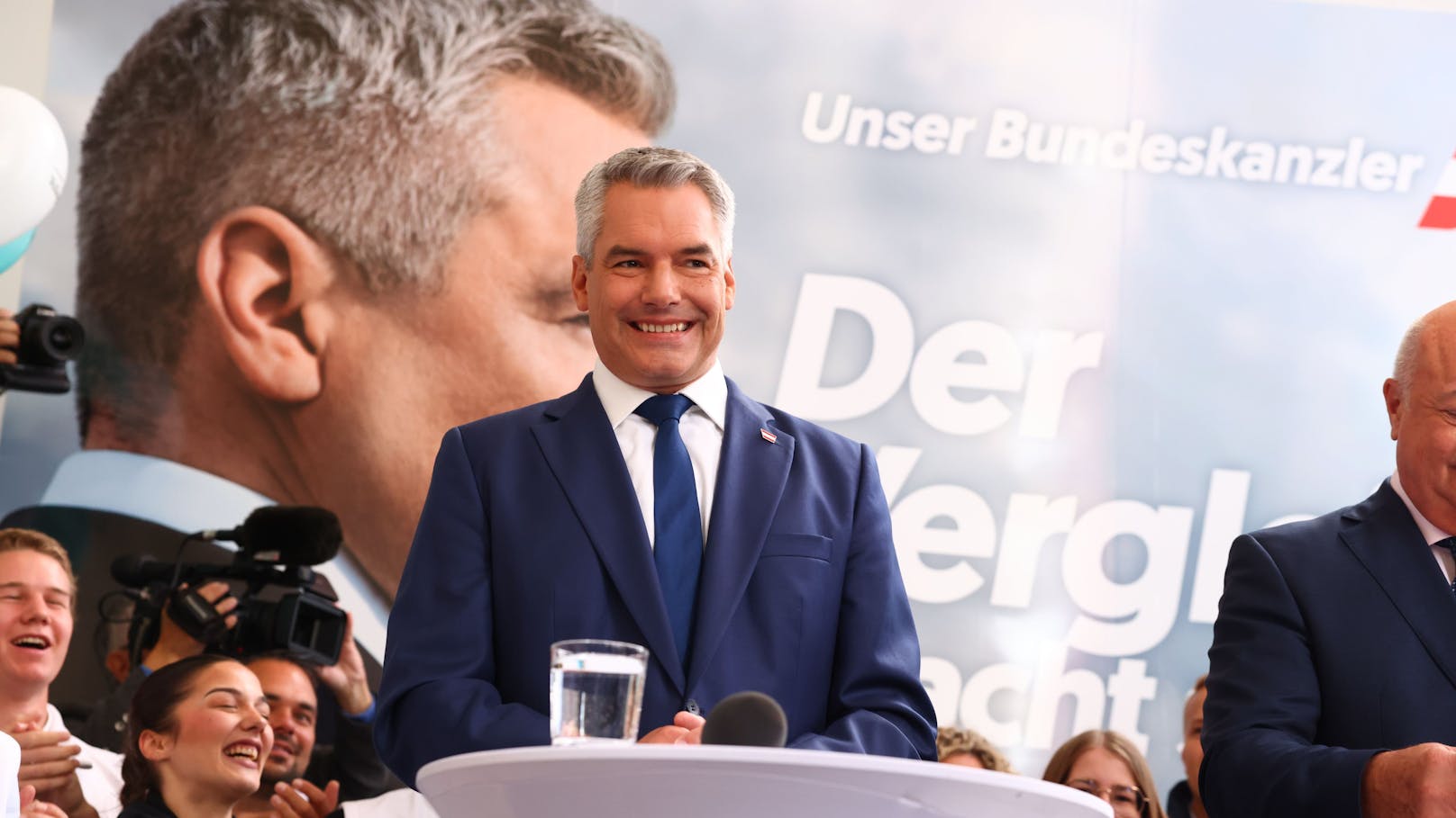 Der Wahlkampf befindet sich auf der Zielgeraden. Die ÖVP beschwört den "positiven Weg der Mitte". Diesen könne man nicht mit Herbert Kickl bestreiten. "Heute" hat die Fotos vom Wahlkampfabschluss &gt;&gt;&gt;