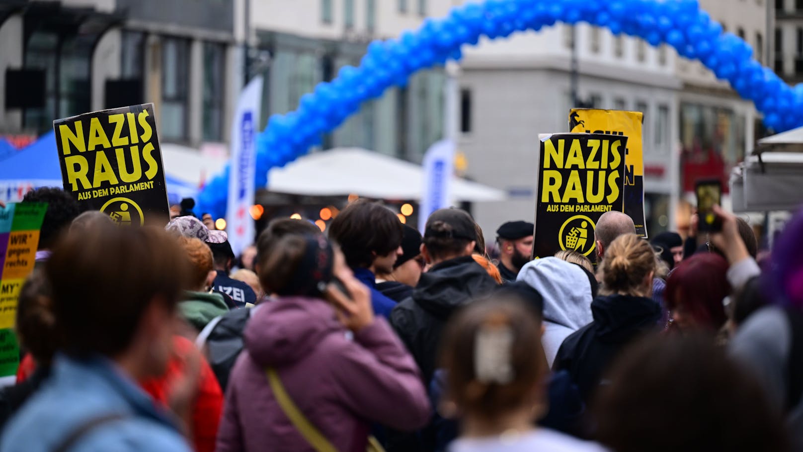 "Nazis raus" – Demo gegen Kickls FPÖ-Party in der City