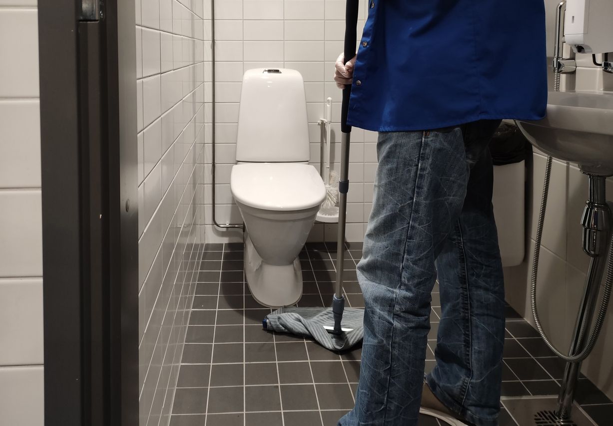 Ein Putztrupp kümmerte sich um die überschwemmte Toilette.