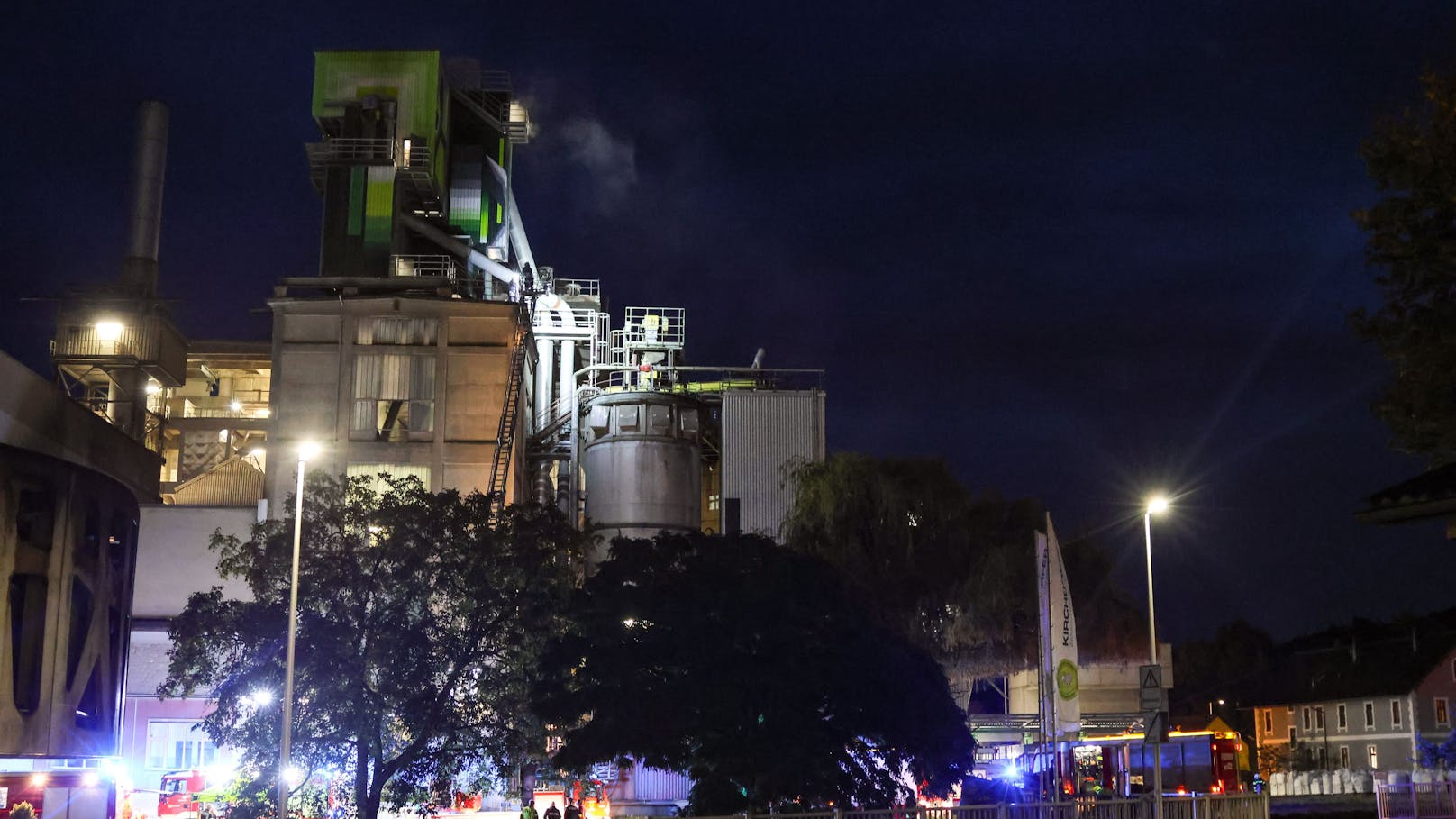 Feuerwehr rückt mitten in der Nacht zu Zementwerk aus