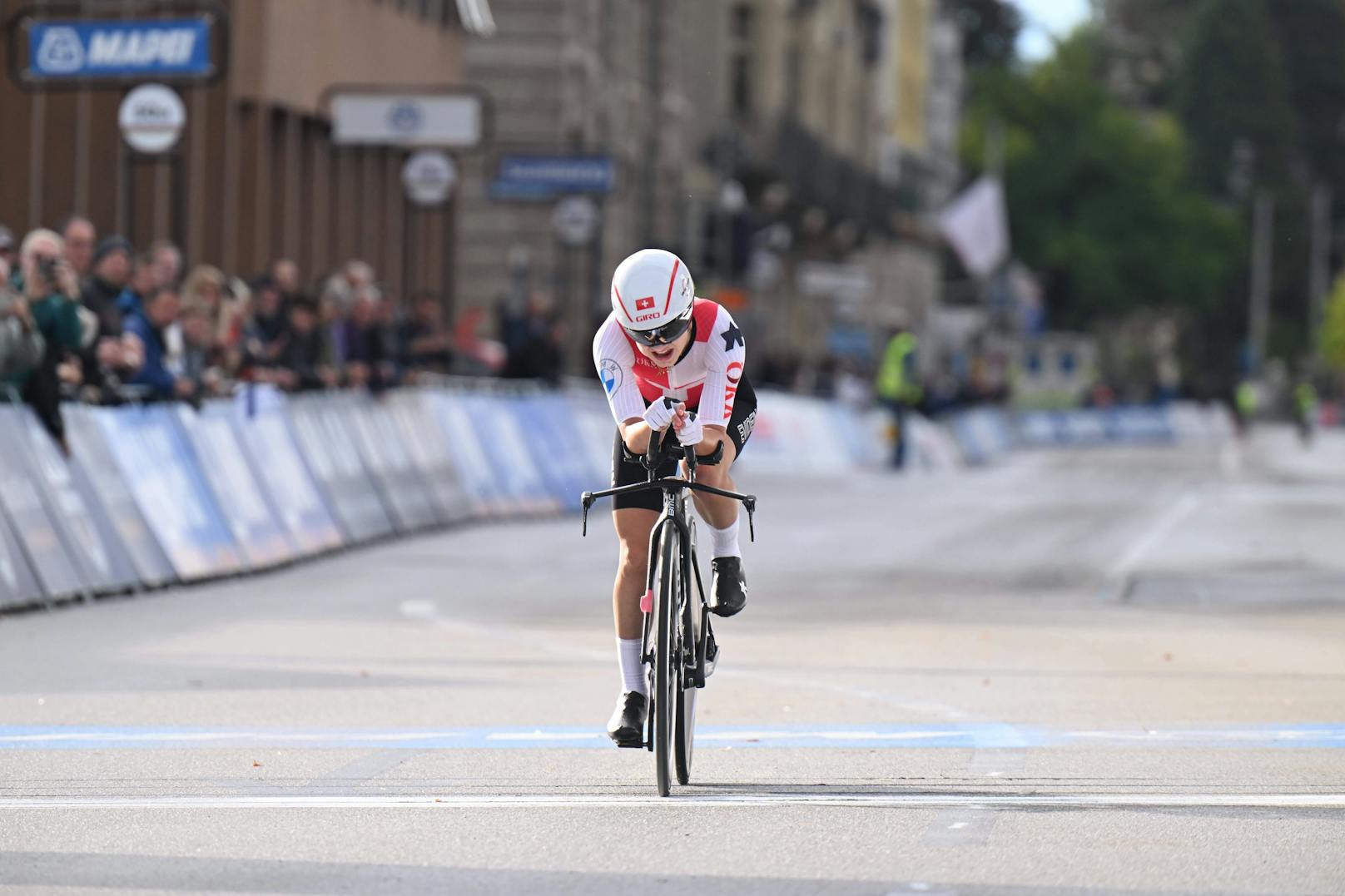 Furrer ging bei ihrer Heim-Weltmeisterschaft in Zürich im U19-Straßenrennen am Donnerstag an den Start, kam dabei schwer zu Sturz.