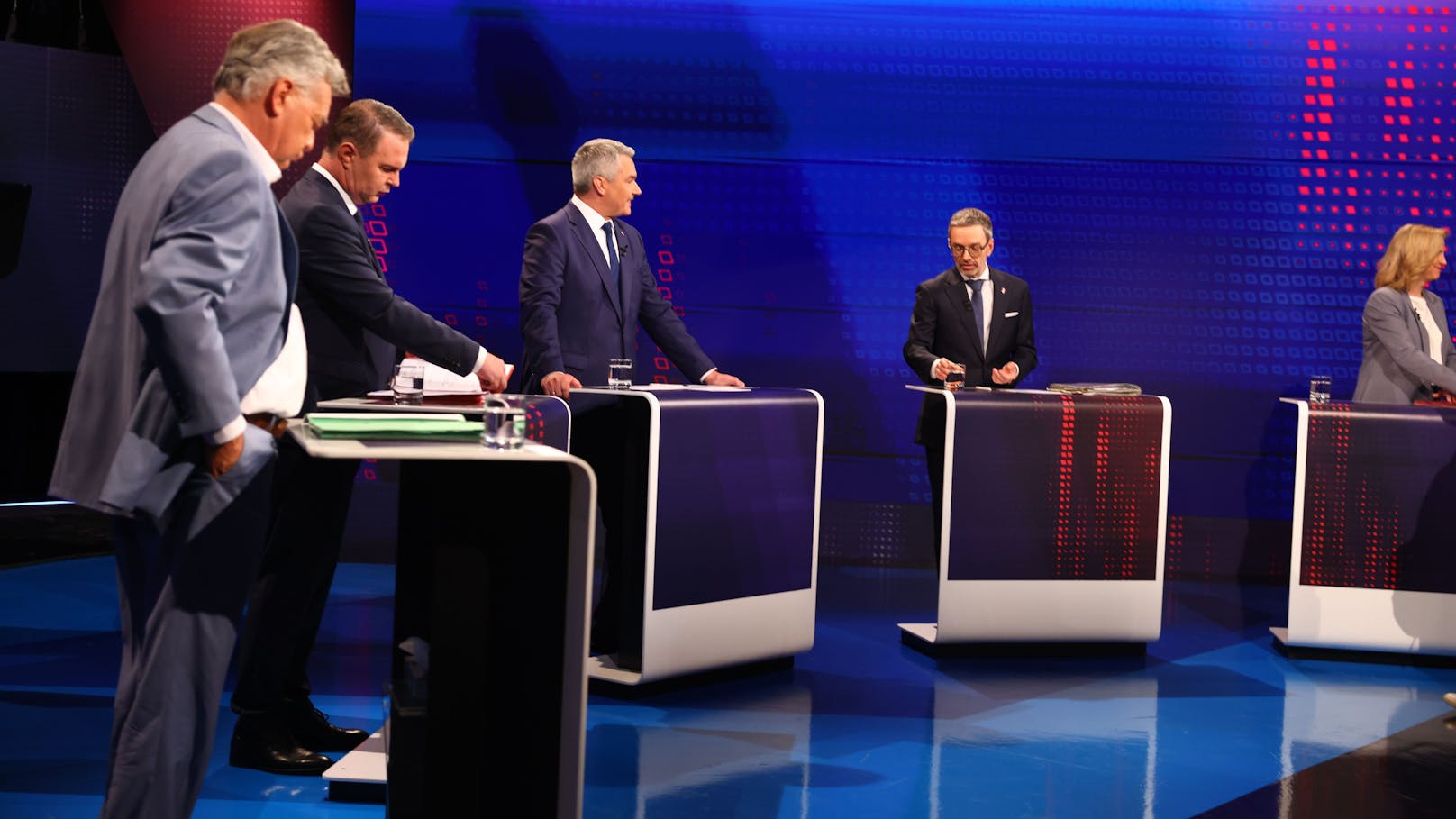 Wahlkampf-Finale im ORF: Karl Nehammer (VP), Andreas Babler (SP), Herbert Kickl (FP), Werner Kogler (Grüne) und Beate Meinl-Reisinger (Neos) trafen zum letzten Mal aufeinander. "Heute" hat die besten Fotos &gt;&gt;&gt;