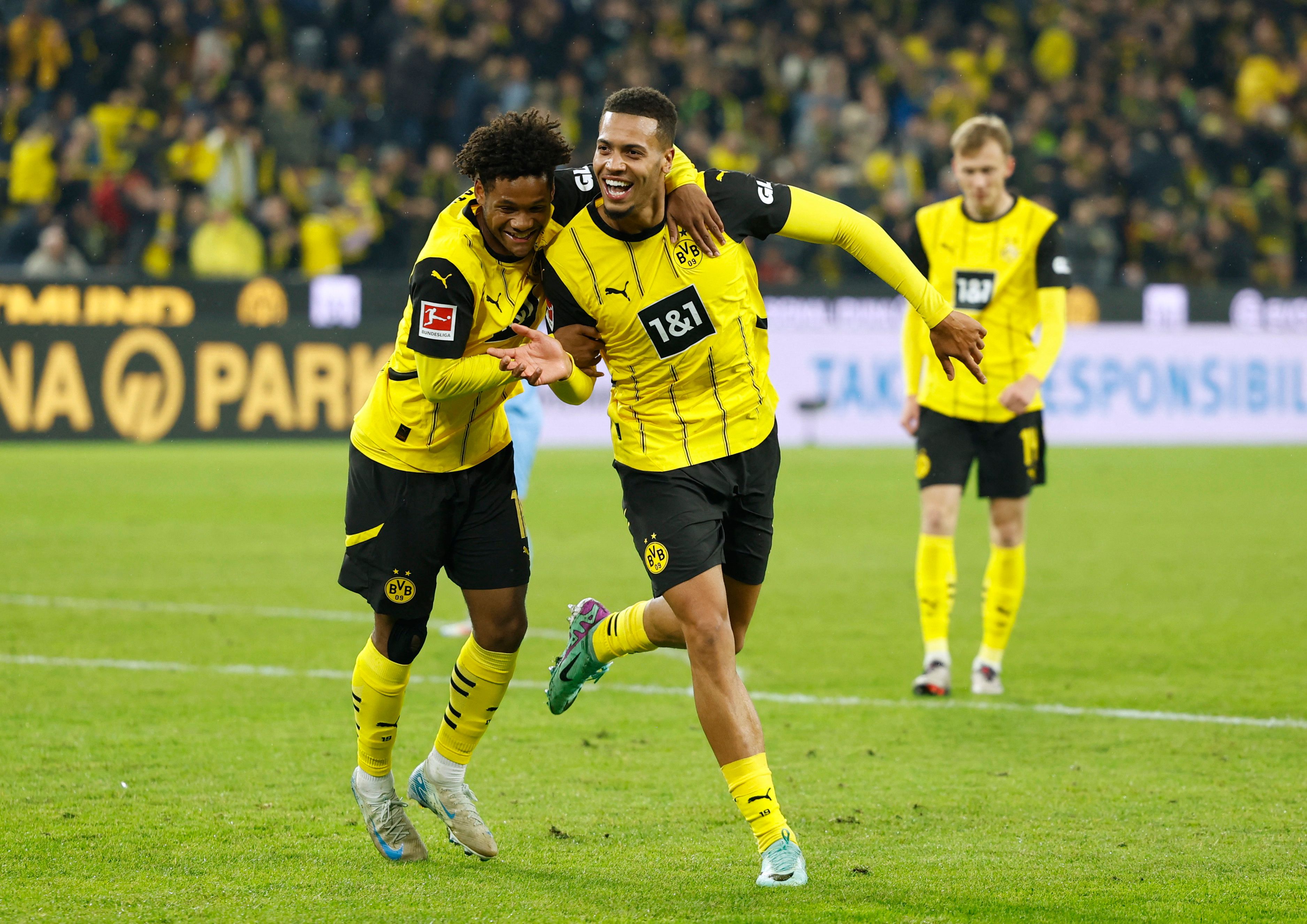 Borussia Dortmund bejubelt den Erfolg gegen Bochum.