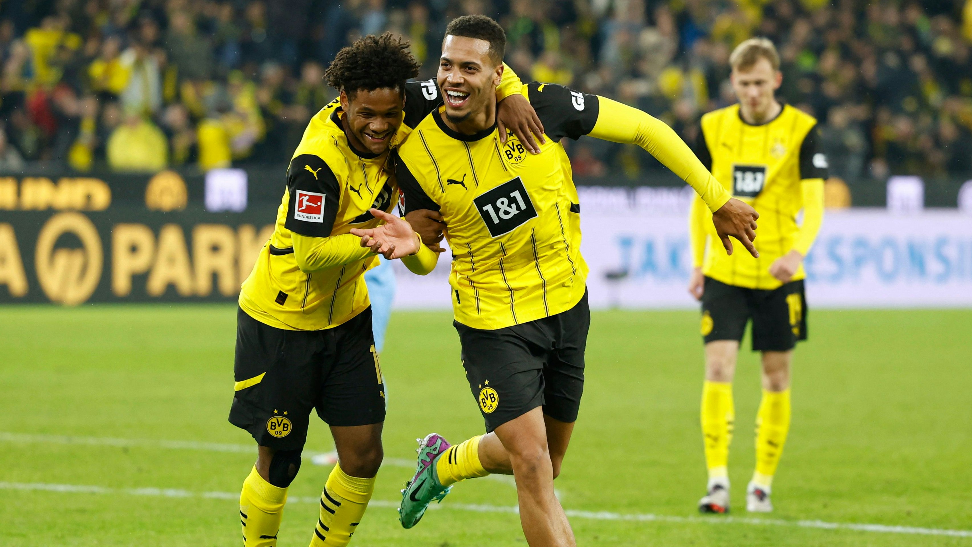 Borussia Dortmund bejubelt den Erfolg gegen Bochum.
