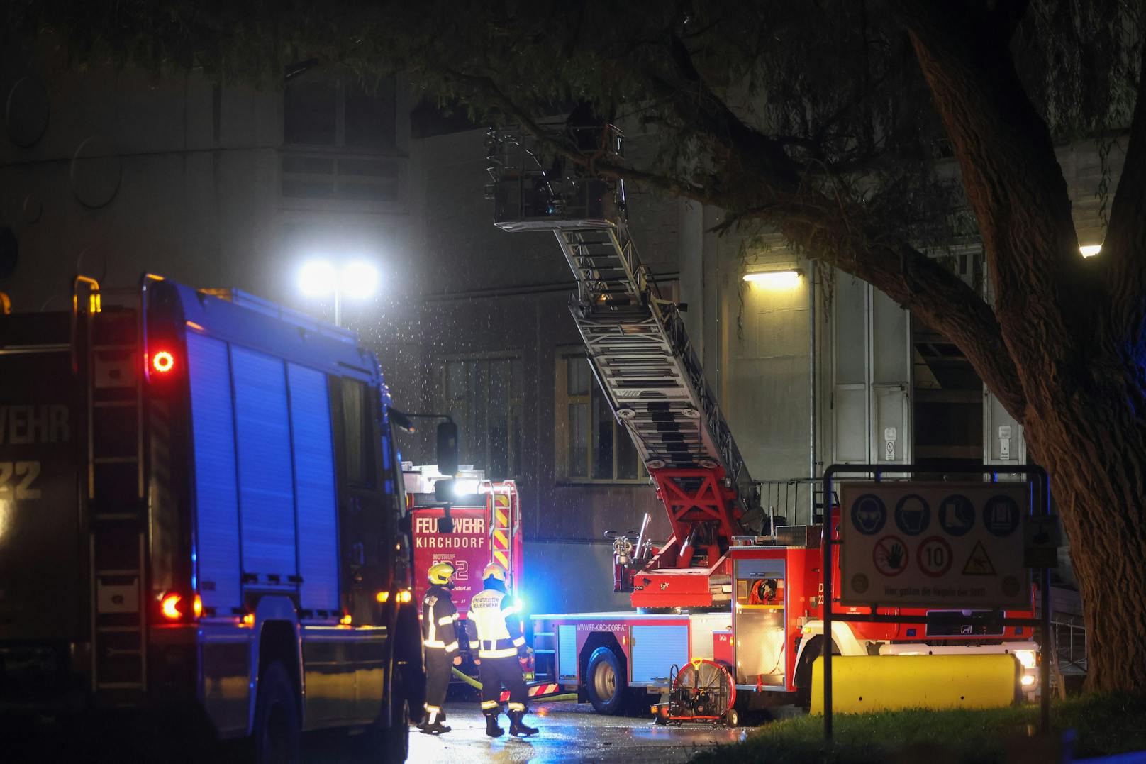 Ein Brand bei einem Zementwerk in Kirchdorf an der Krems hat am Freitagfrüh für einen Einsatz zweier Feuerwehren gesorgt.