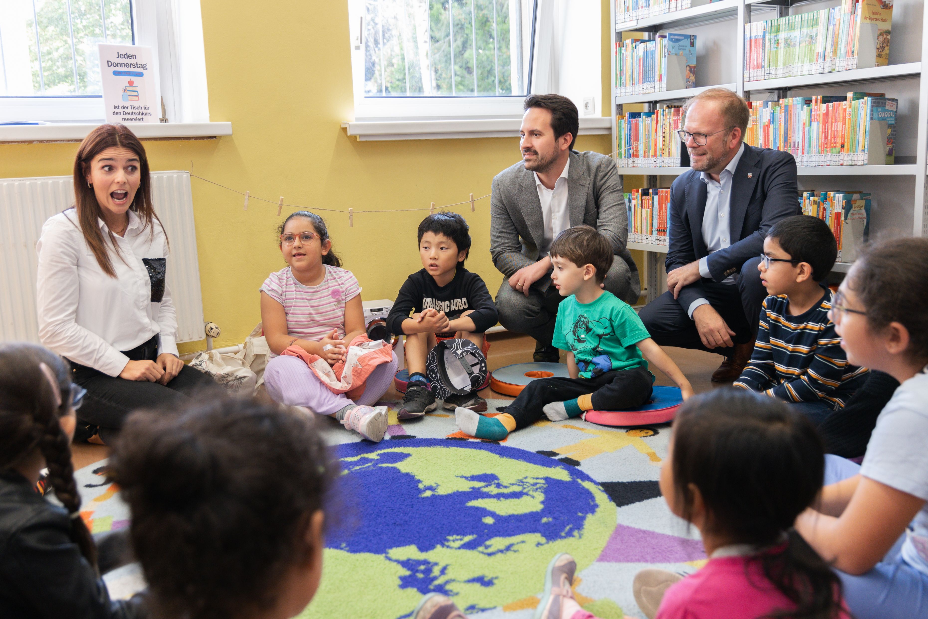 Vizebürgermeister Christoph Wiederkehr (Neos, l.) und Bezirksvorsteher Dietmar Baurecht (SPÖ) besuchen 