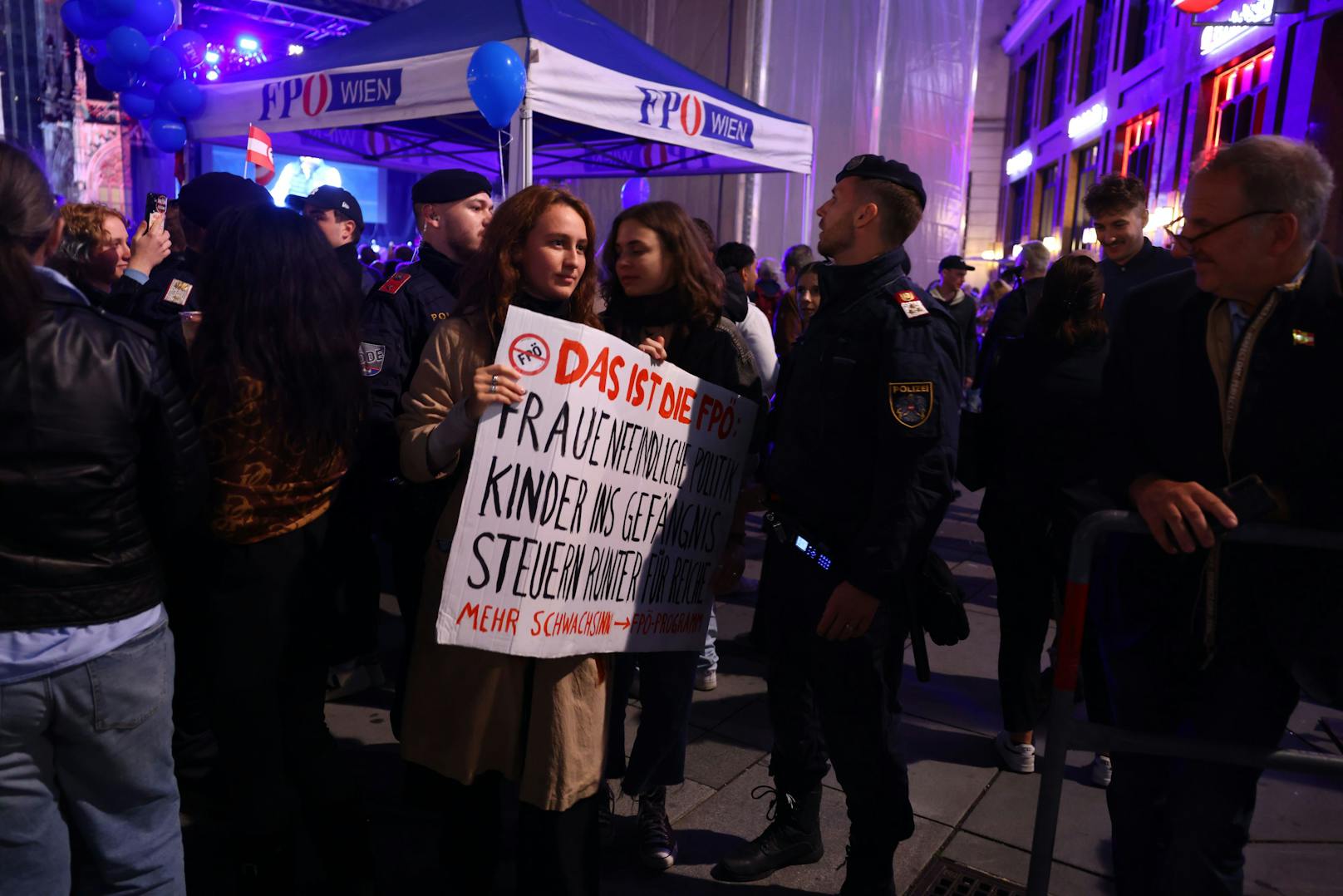 Bilder des FPÖ-Wahlkampfabschlusses am Wiener Stephansplatz am 27. September 2024