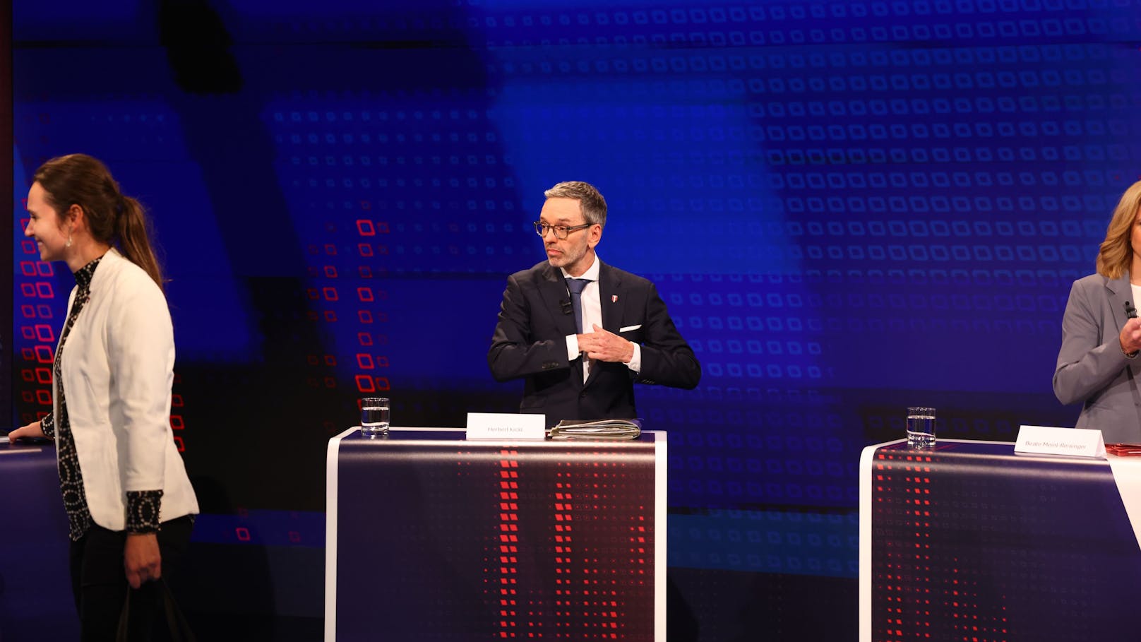 Wahlkampf-Finale im ORF: Karl Nehammer (VP), Andreas Babler (SP), Herbert Kickl (FP), Werner Kogler (Grüne) und Beate Meinl-Reisinger (Neos) trafen zum letzten Mal aufeinander. "Heute" hat die besten Fotos &gt;&gt;&gt;