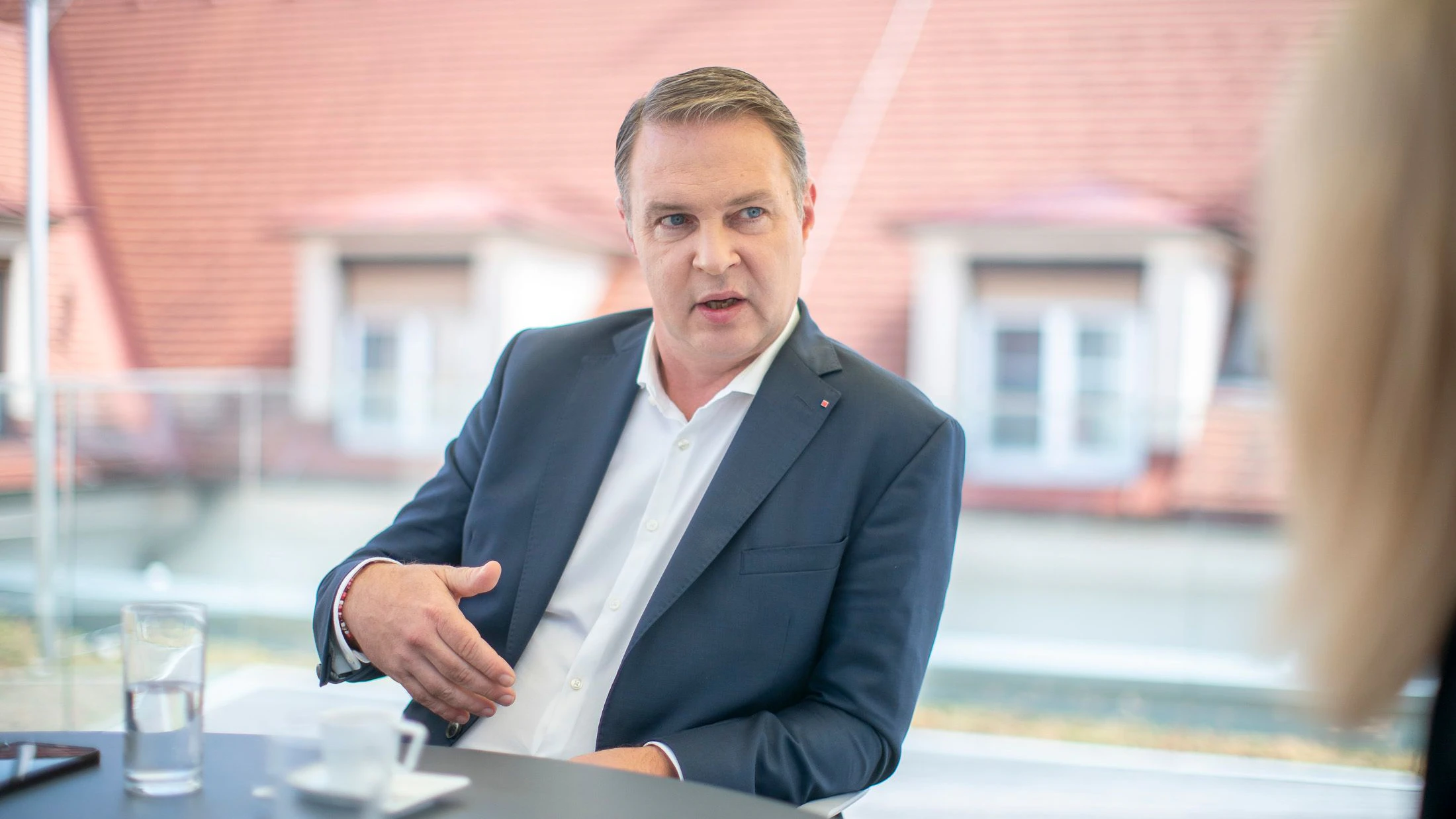 SPÖ-Chef Andreas Babler beim Interview mit "Heute" auf der Terrasse des Rathauses Traiskirchen.