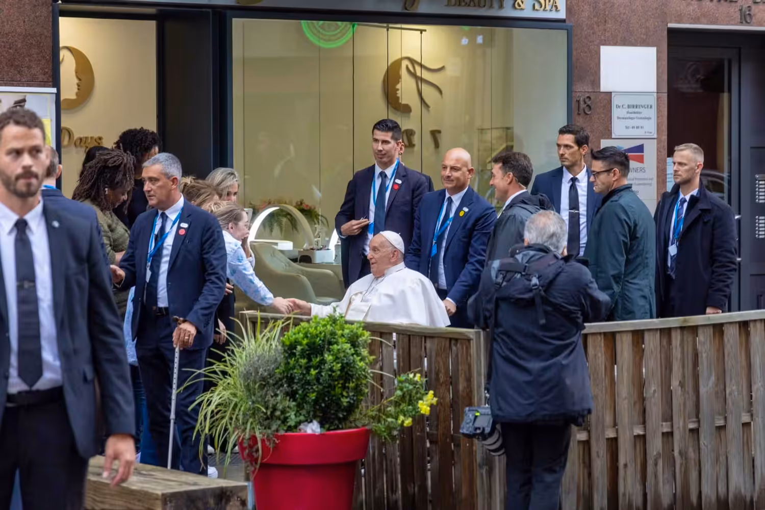 Einen kleinen Zwischenstopp gönnte sich der Papst vor dem Besuch in der Kathedrale.