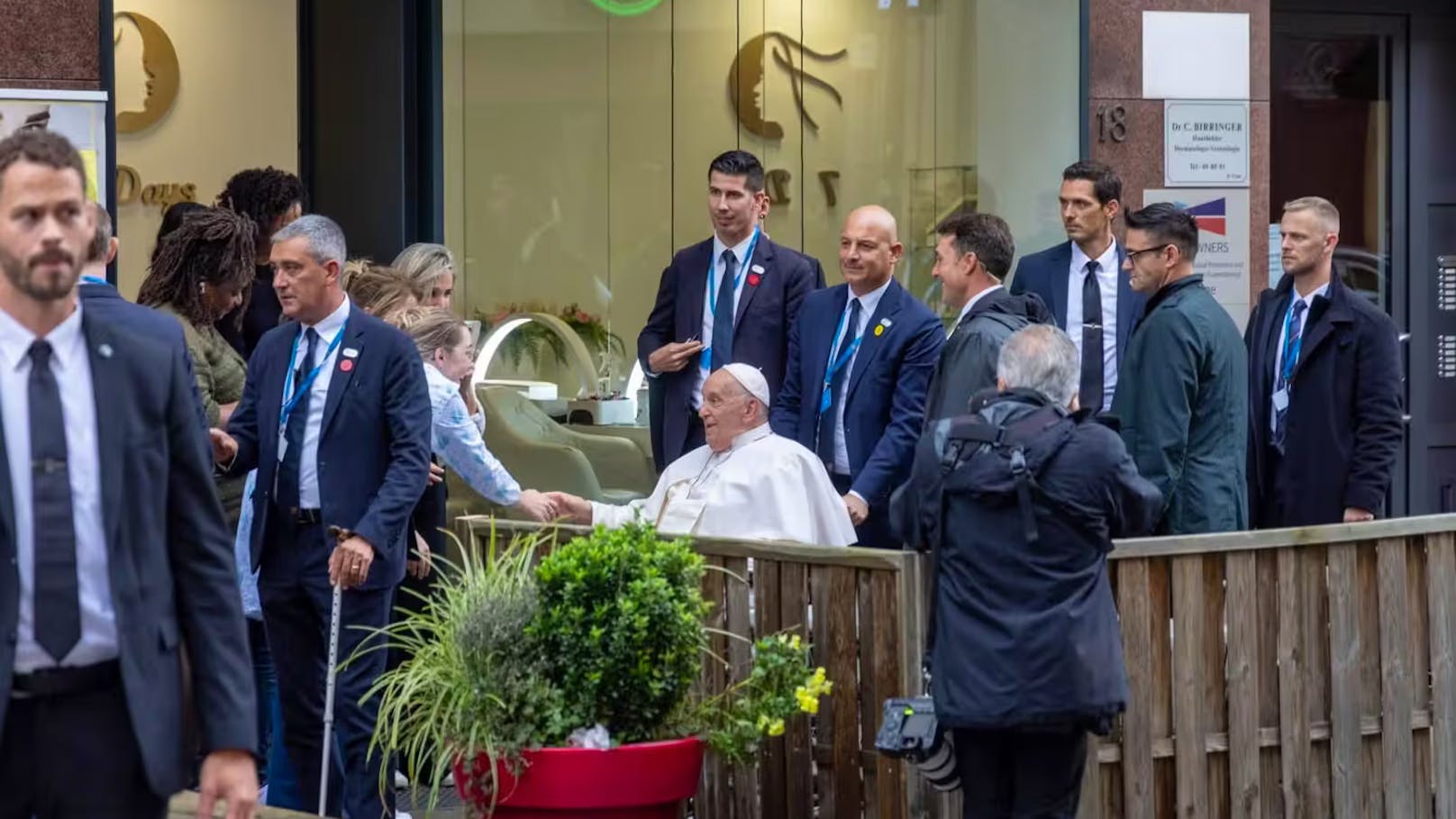 Papst schaut am Weg zu Kirche in Beauty-Salon vorbei