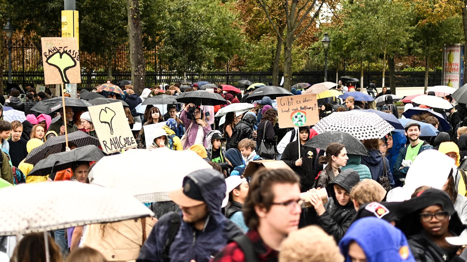 Tausende junge Klimaschützer trotzten auf der Ringstraße dem Regen.