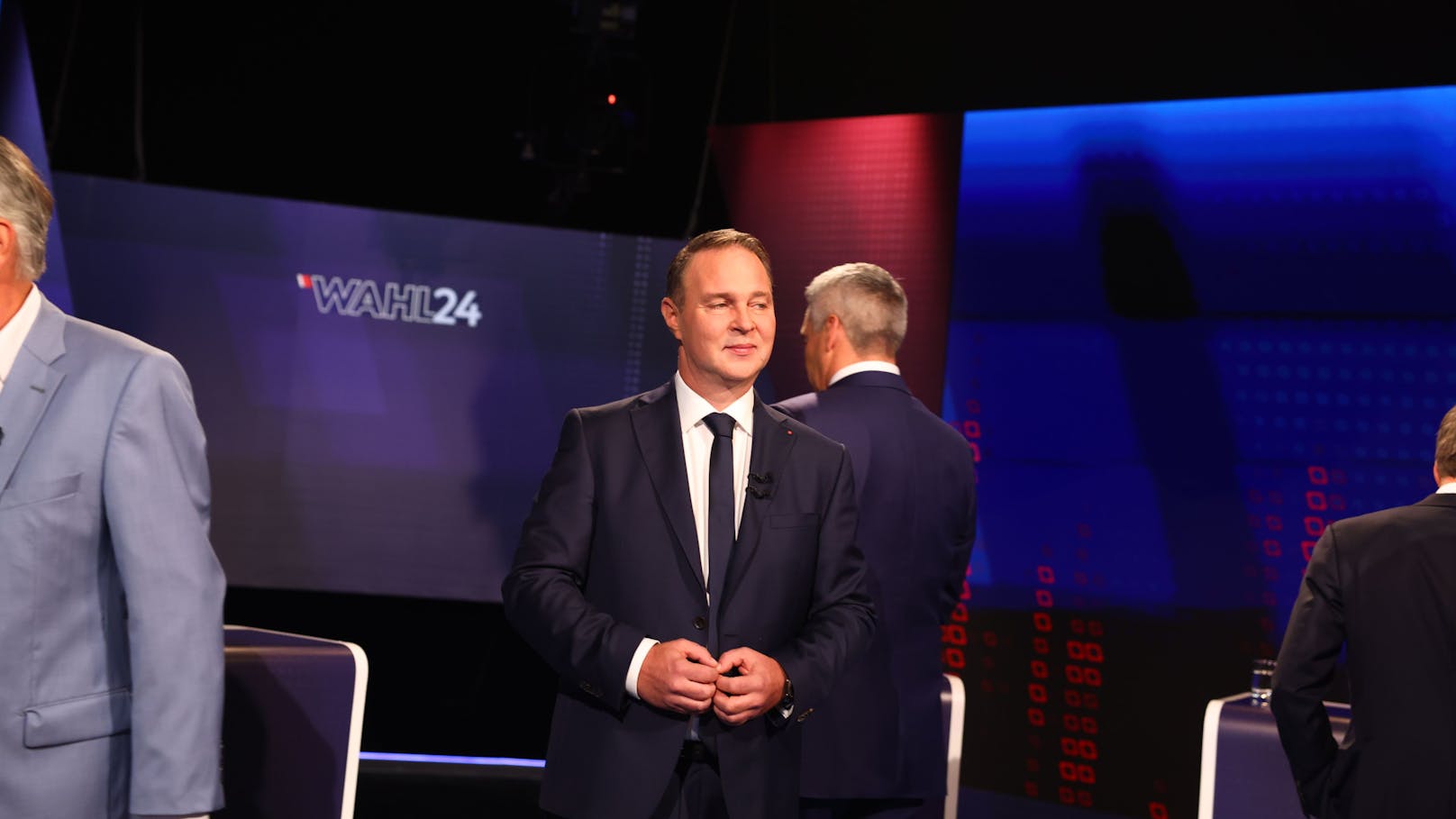 Wahlkampf-Finale im ORF: Karl Nehammer (VP), Andreas Babler (SP), Herbert Kickl (FP), Werner Kogler (Grüne) und Beate Meinl-Reisinger (Neos) trafen zum letzten Mal aufeinander. "Heute" hat die besten Fotos &gt;&gt;&gt;