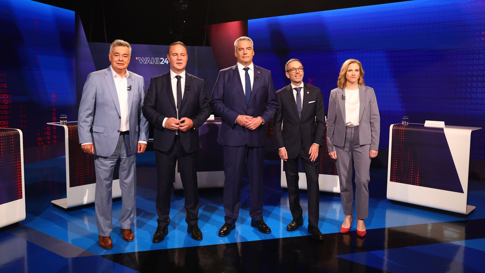 Wahlkampf-Finale im ORF: Karl Nehammer (VP), Andreas Babler (SP), Herbert Kickl (FP), Werner Kogler (Grüne) und Beate Meinl-Reisinger (Neos) trafen zum letzten Mal aufeinander. "Heute" hat die besten Fotos &gt;&gt;&gt;