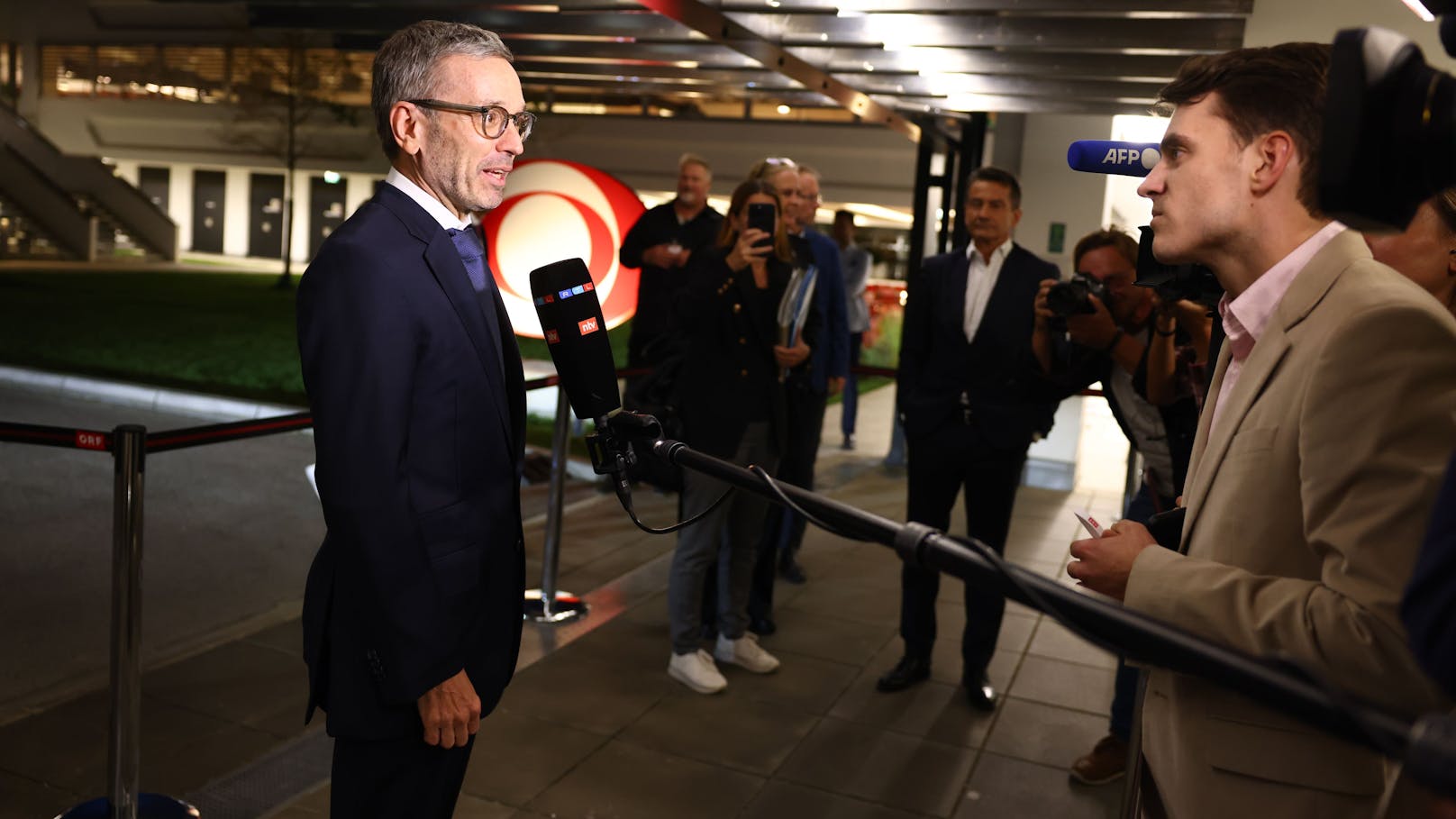 Wahlkampf-Finale im ORF: Karl Nehammer (VP), Andreas Babler (SP), Herbert Kickl (FP), Werner Kogler (Grüne) und Beate Meinl-Reisinger (Neos) trafen zum letzten Mal aufeinander. "Heute" hat die besten Fotos &gt;&gt;&gt;