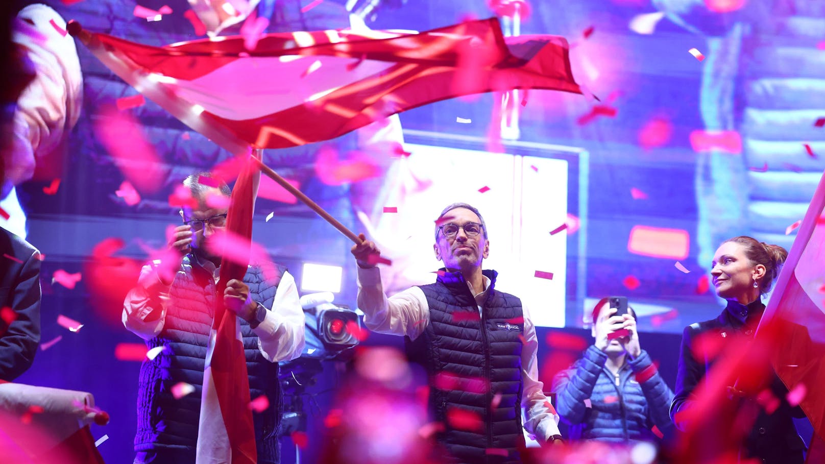 FPÖ-Chef Herbert Kickl mit rot-weiß-roter Flagge.