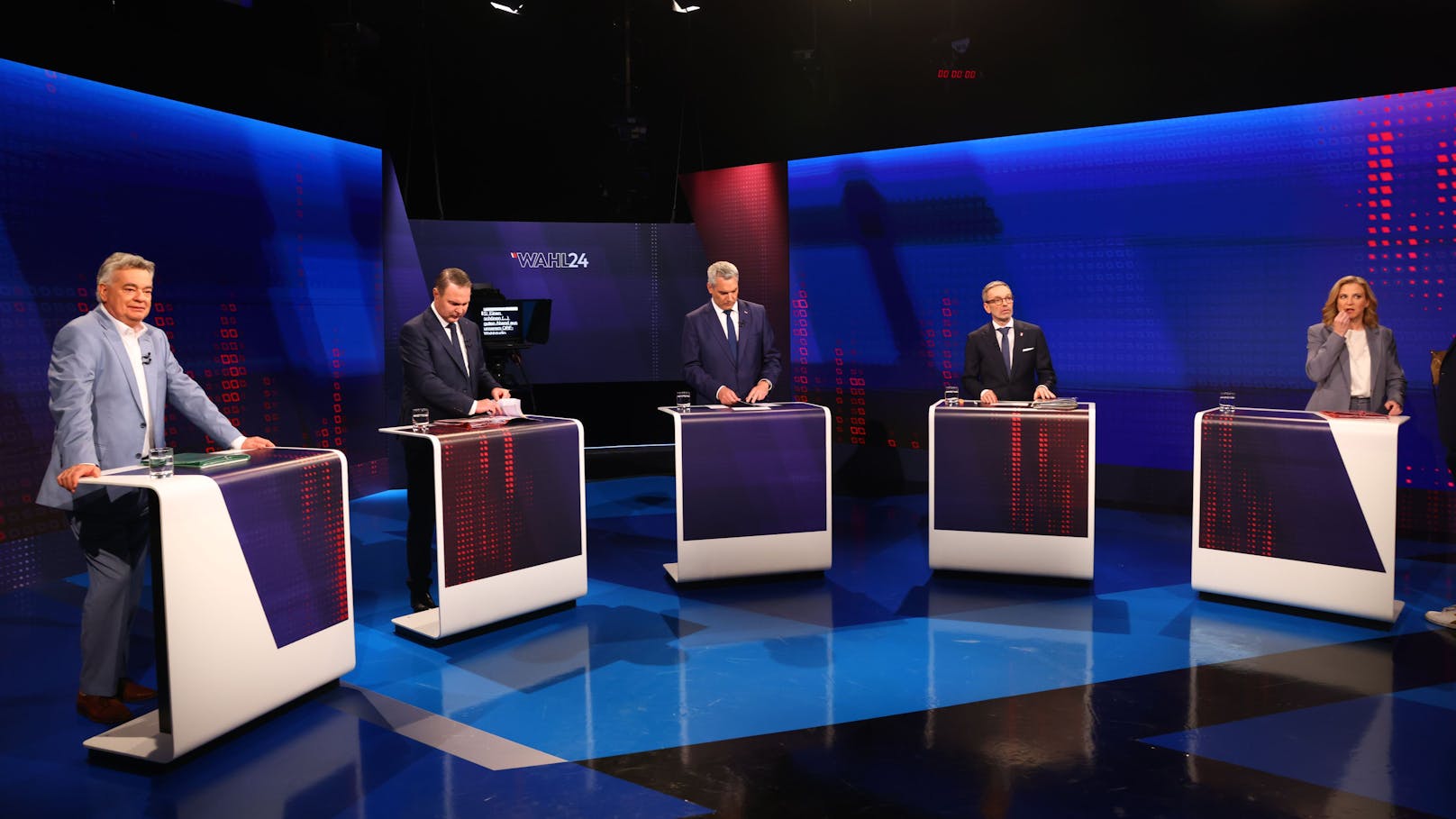 Wahlkampf-Finale im ORF: Karl Nehammer (VP), Andreas Babler (SP), Herbert Kickl (FP), Werner Kogler (Grüne) und Beate Meinl-Reisinger (Neos) trafen zum letzten Mal aufeinander. "Heute" hat die besten Fotos &gt;&gt;&gt;