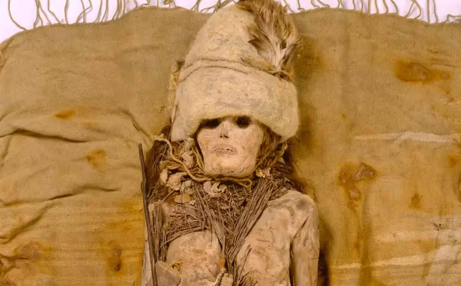 Bei den Mumien aus dem Gräberfeld Xiaohe im Westen Chinas haben Forschende ganz besondere Grabbeigaben gefunden.