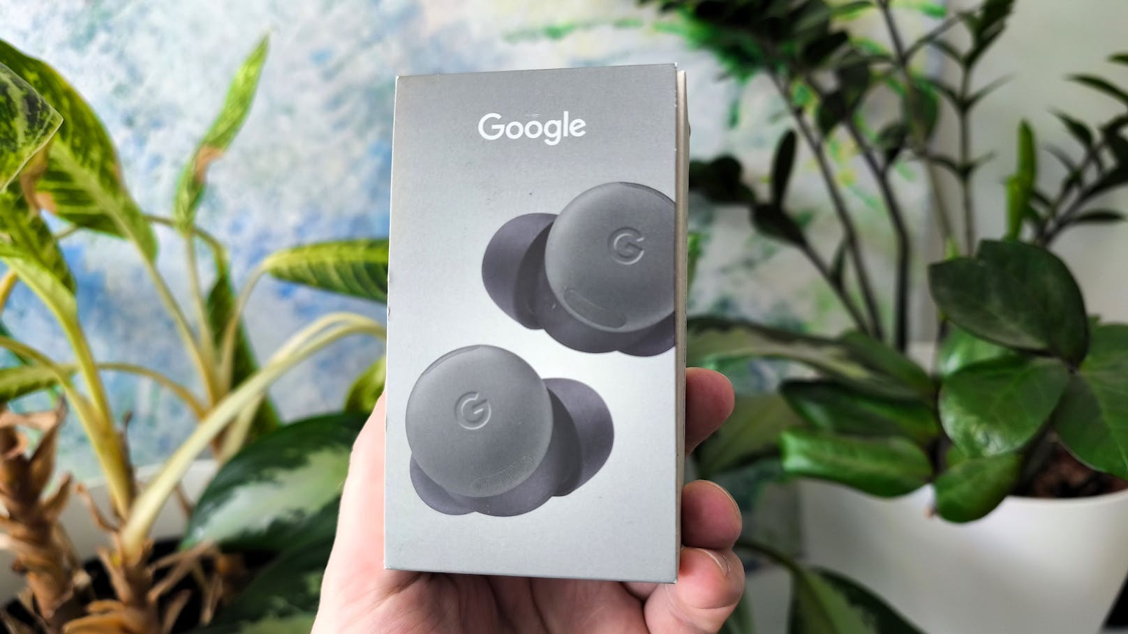 Die Google Pixel Buds Pro 2 zeigen innen wie außen überarbeitet. Das Gehäuse bleibt in einer Knopfform, ...