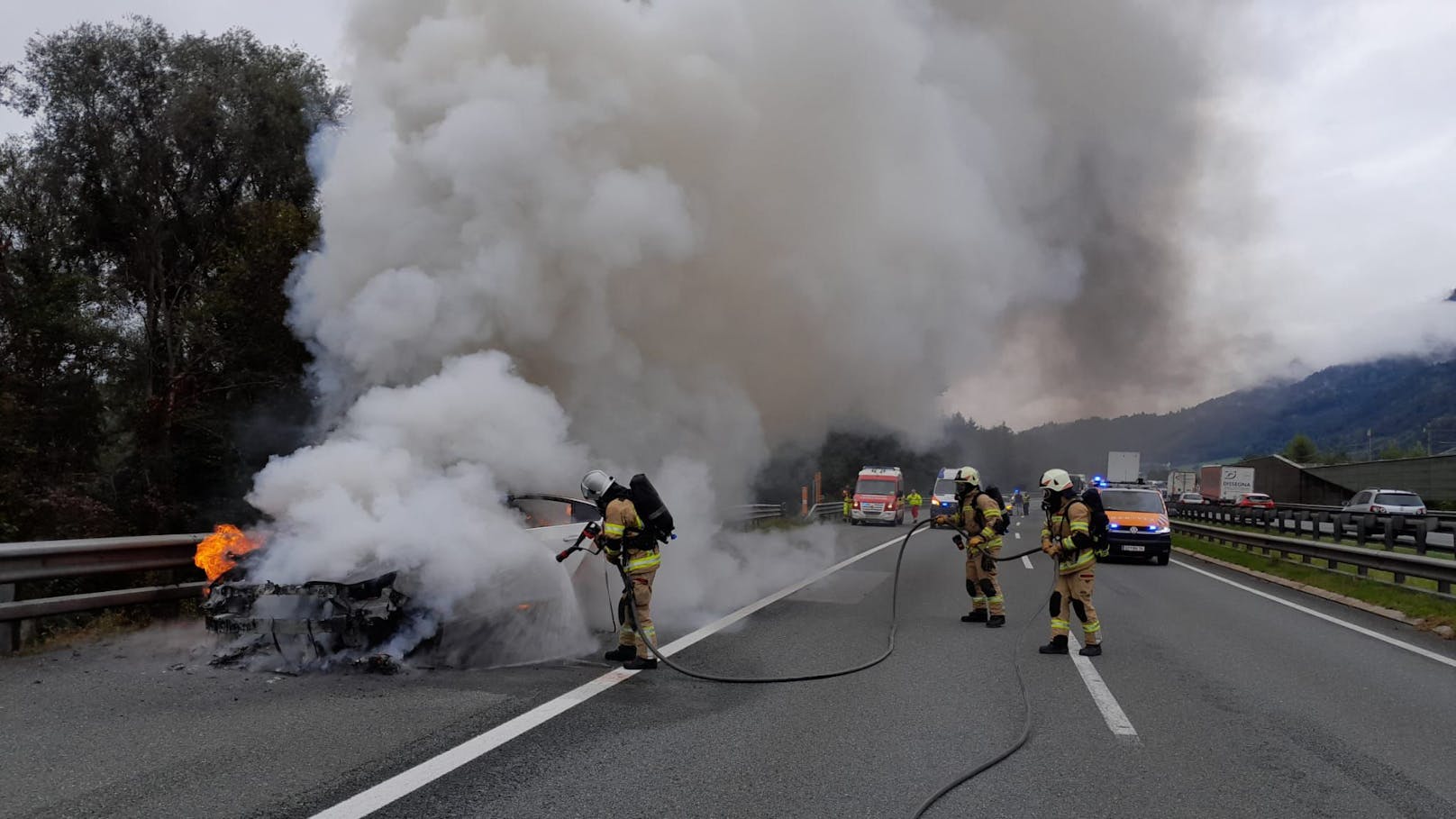 Erst die Stadtfeuerwehr Schwaz konnte das Feuer löschen.