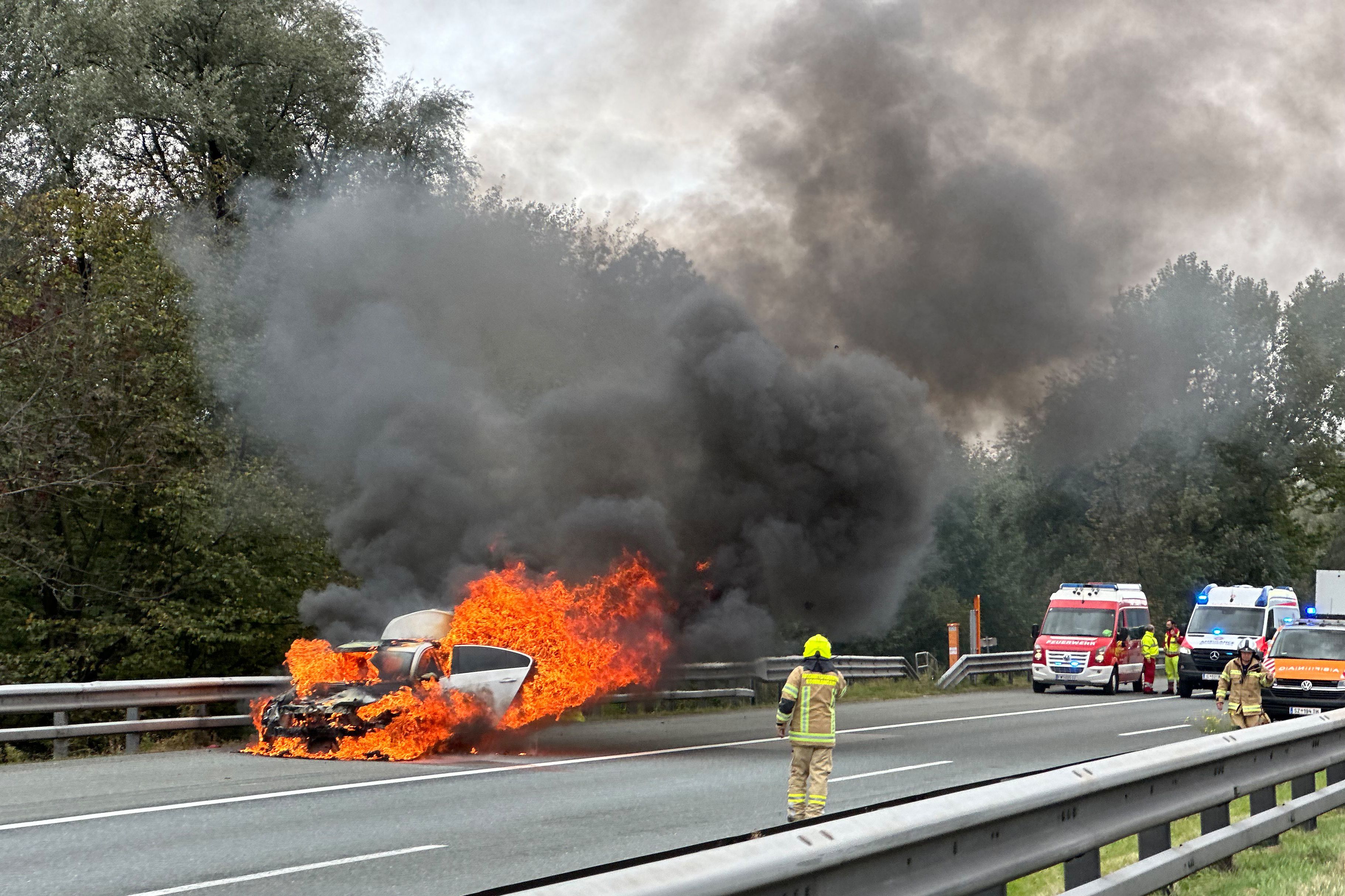 Bei diesem Pkw-Vollbrand auf der A12 wurde zum Glück niemand verletzt. Am Mercedes entstand freilich Totalschaden.