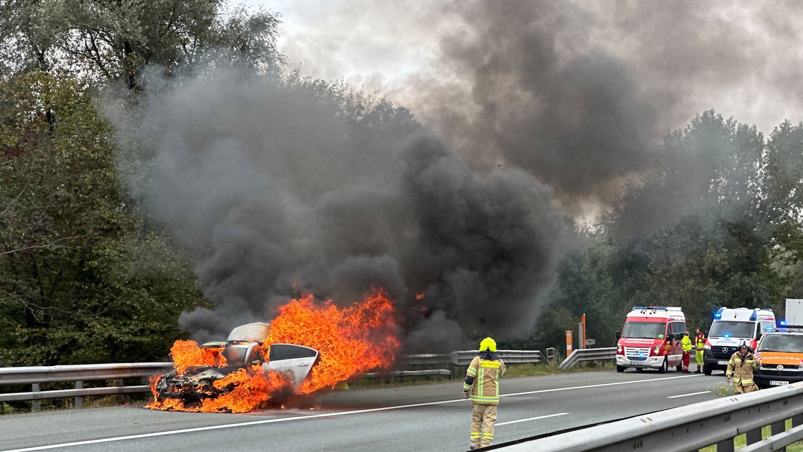 Lenker hört Geräusche, dann steht Mercedes in Vollbrand