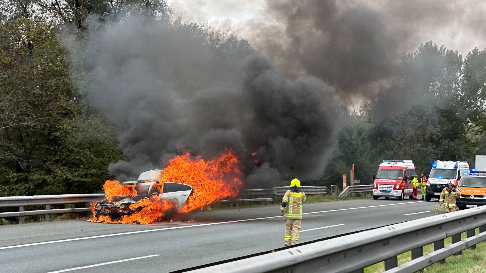 Vermutlich aufgrund eines technischen Defekts im Motorraum stand plötzlich ein Mercedes in Vollbrand.