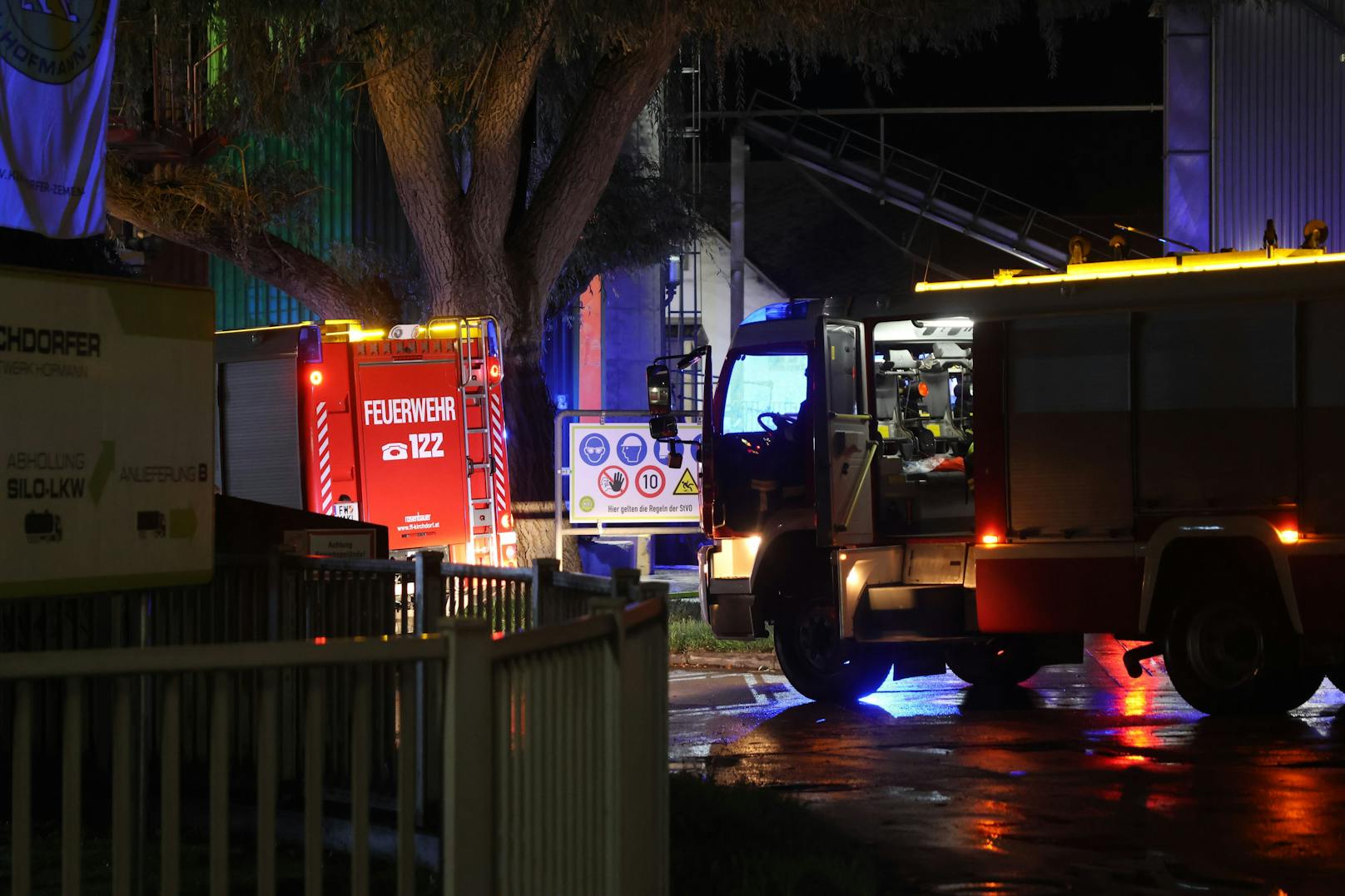 Ein Brand bei einem Zementwerk in Kirchdorf an der Krems hat am Freitagfrüh für einen Einsatz zweier Feuerwehren gesorgt.