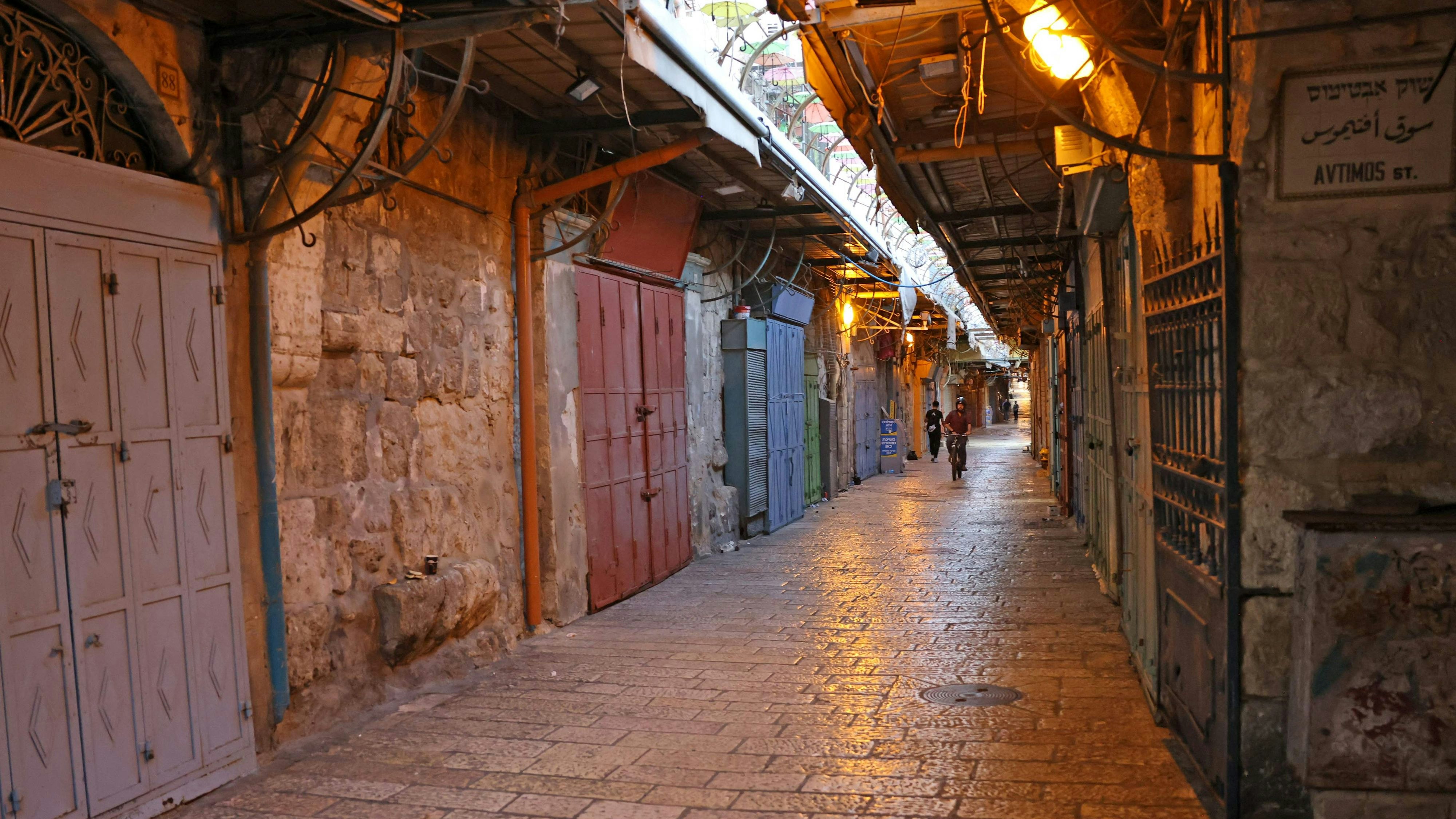 Download von www.picturedesk.com am 27.09.2024 (22:00).  Children cycle past closed shops in an alley of Jerusalem's Old City, on September 11, 2024, amid the ongoing war between Israel and Palestinian militants. US credit rating agency Fitch has downgraded Israel a notch, warning that its ongoing conflict against Hamas in Gaza could last "well into 2025" and weigh on economic activity. (Photo by AHMAD GHARABLI / AFP) - 20240911_PD19217 - Rechteinfo: Rights Managed (RM) Nur für redaktionelle Nutzung! Werbliche Nutzung erfordert Freigabe: bitte schicken Sie uns eine Anfrage.