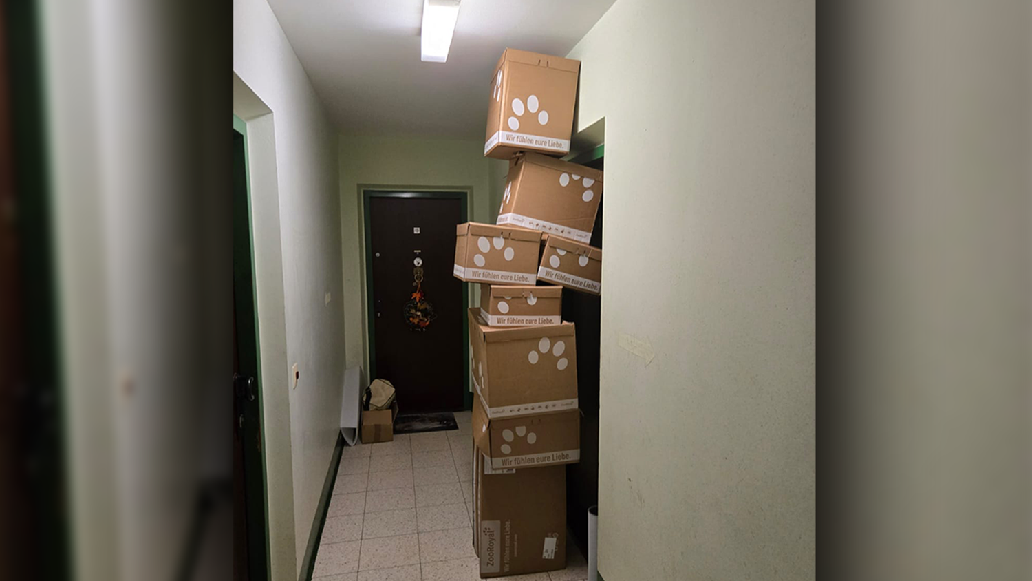 Absurd: Der gefährliche Turm aus schweren Kisten vor der Wohnungstür.