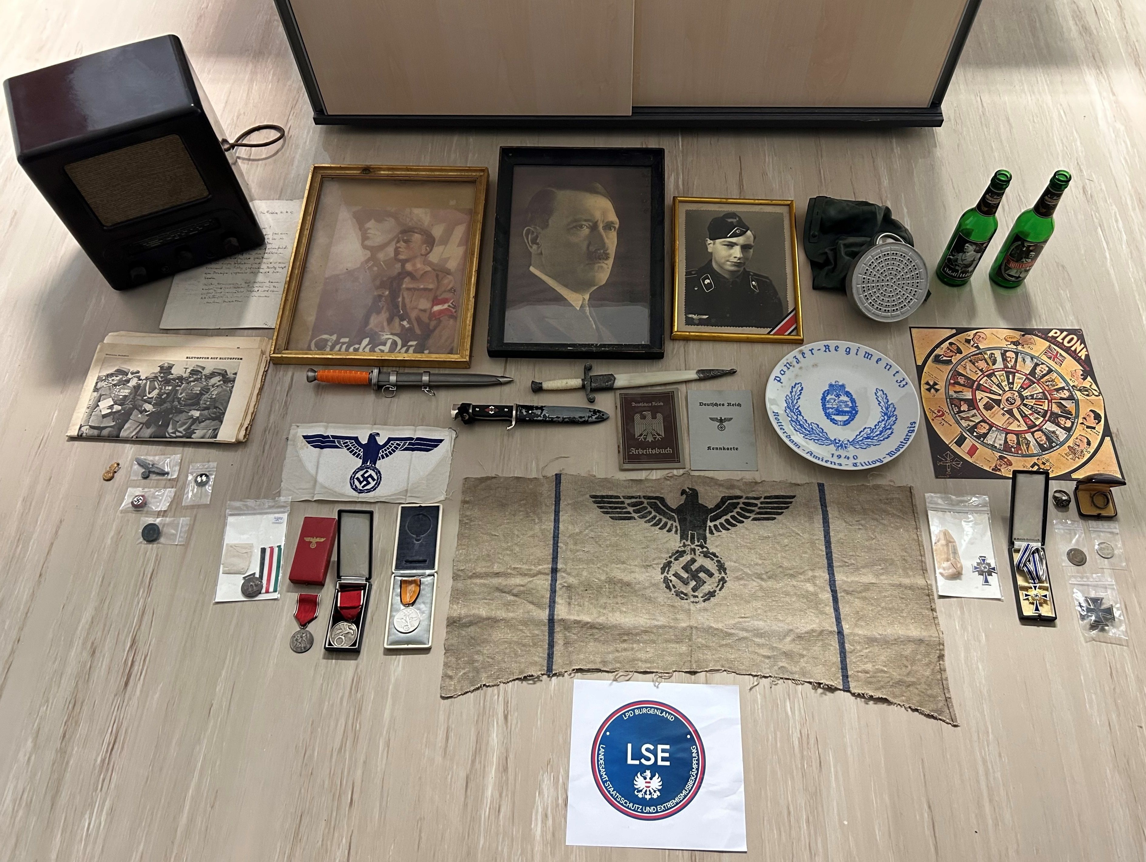 Im Zuge eines vom Staatsschutz koordinierten Einsatzes ist ein rechtsextremes Netzwerk zerschlagen worden, das unter Verdacht steht, einen illegalen NS-Devotionalienhandel betrieben zu haben.