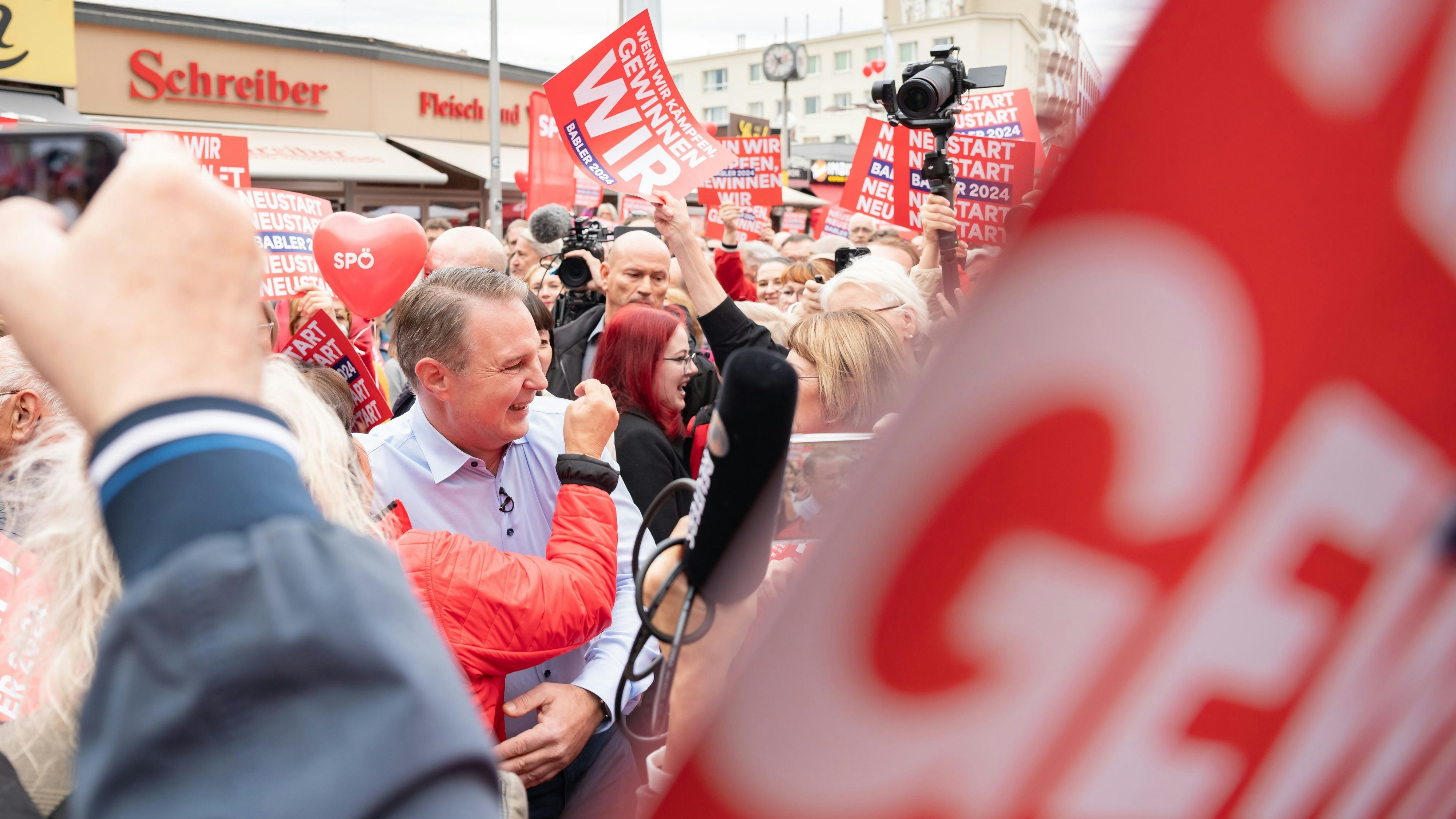 Am Roten Meer: Für Babler war der Auftritt am Viktor-Adler-Markt ein Heimspiel