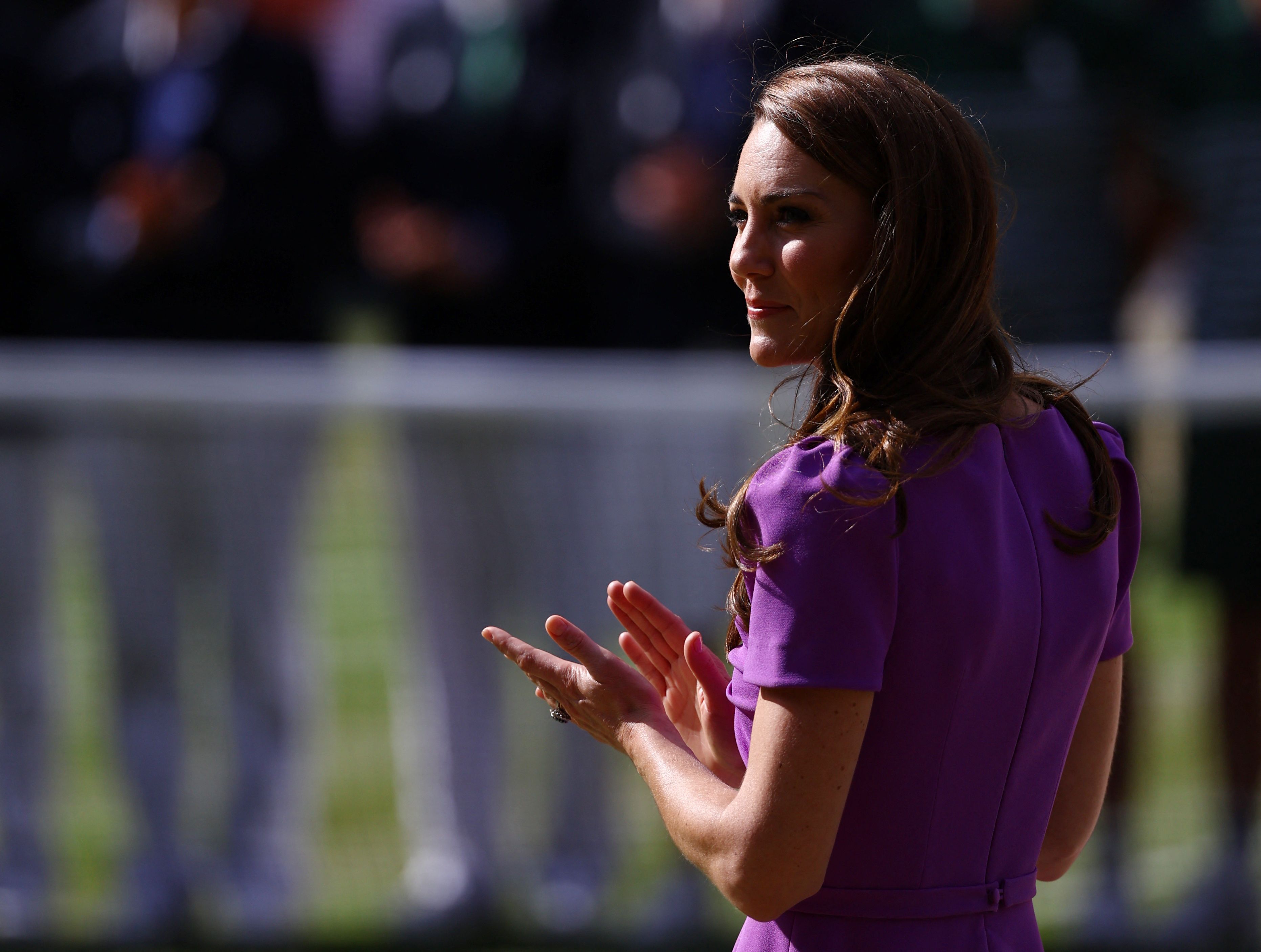 Aus DIESEM Grund schleicht sich Kate heimlich aus dem Palast.
