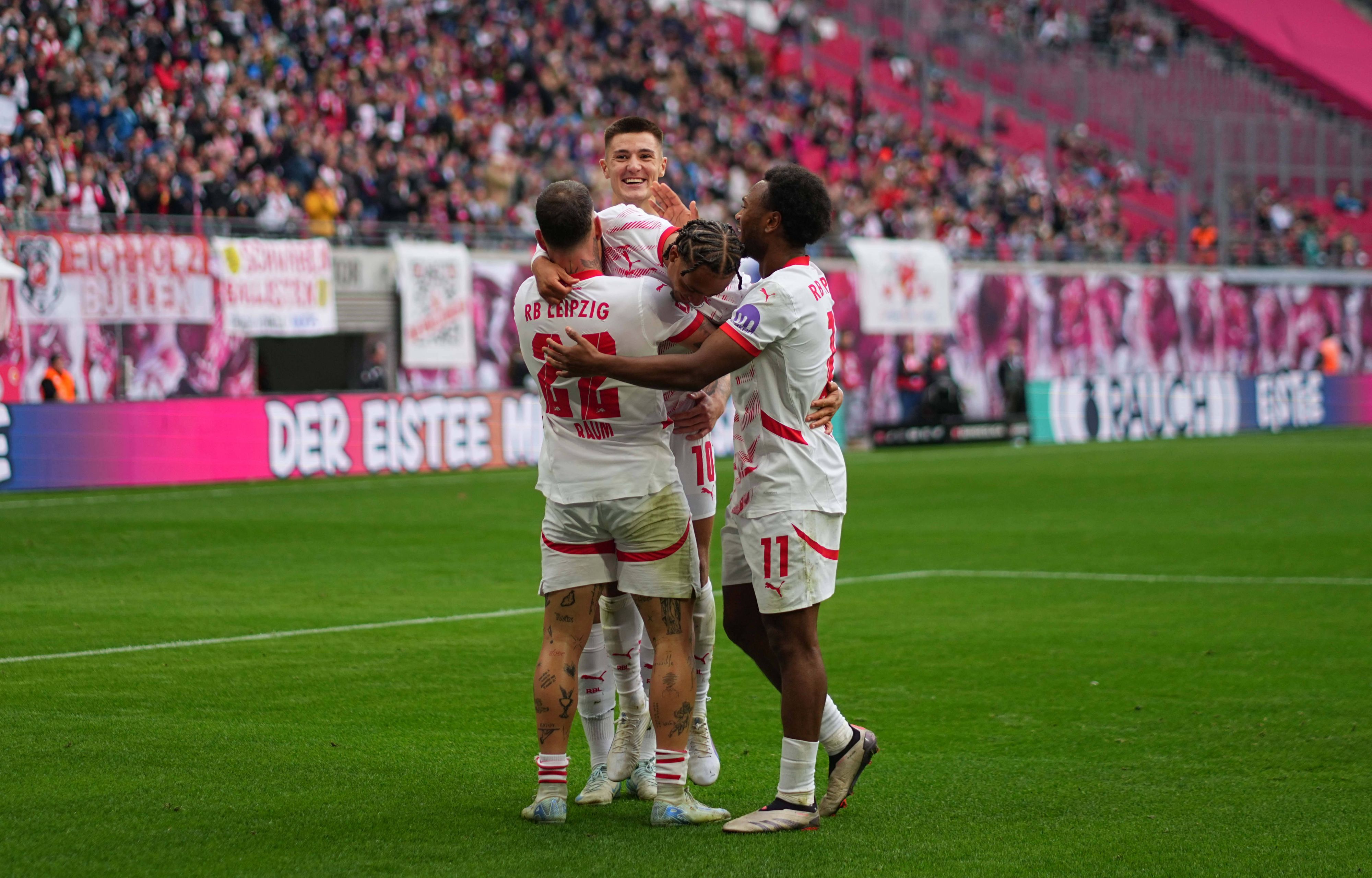 RB Leipzig bejubelt den klaren Heimerfolg gegen Augsburg. 