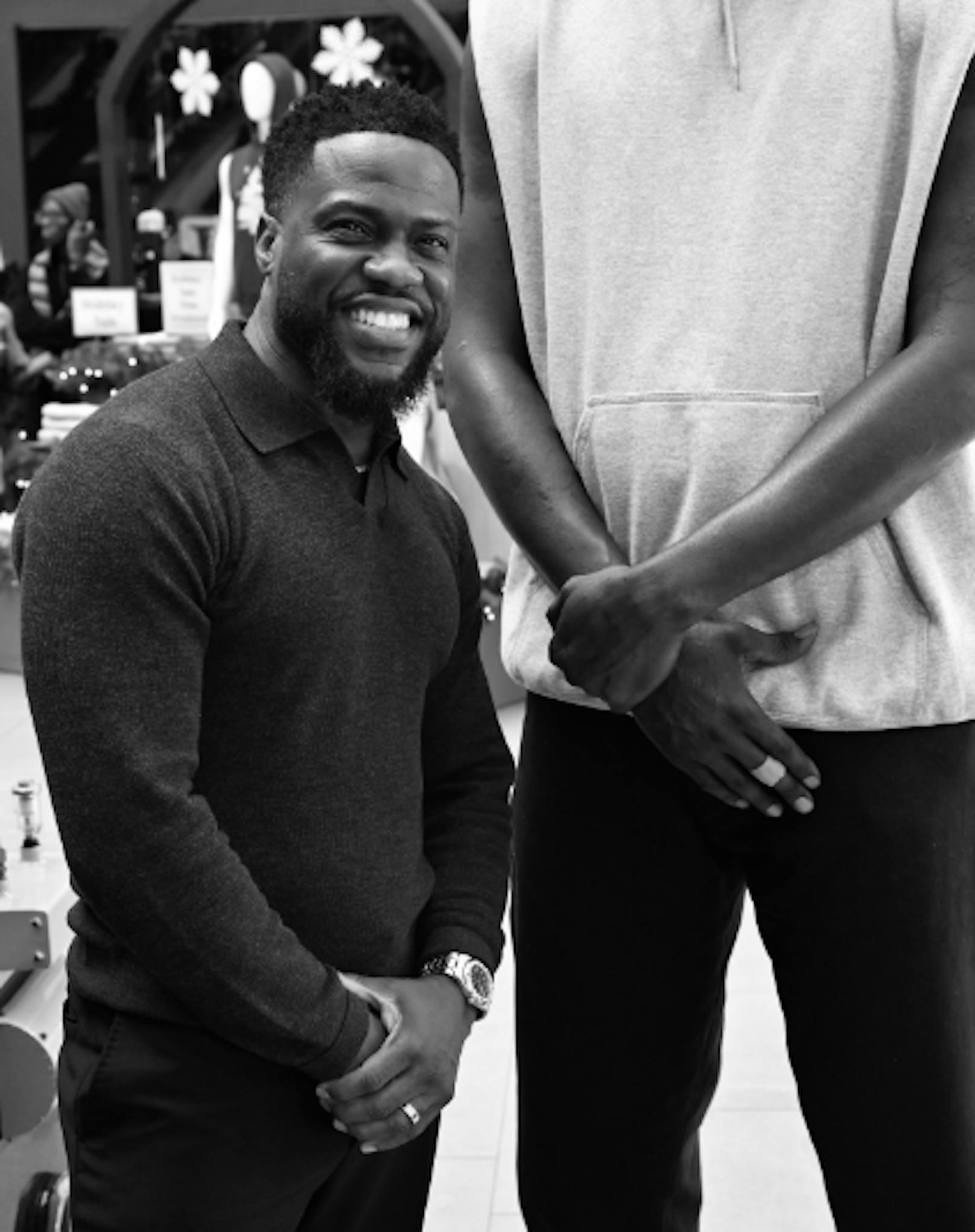 Komiker Kevin Hart scherzt mal wieder über seine Größe (1,65m) und stellt sich neben Basketballspieler Kevin Garnett.